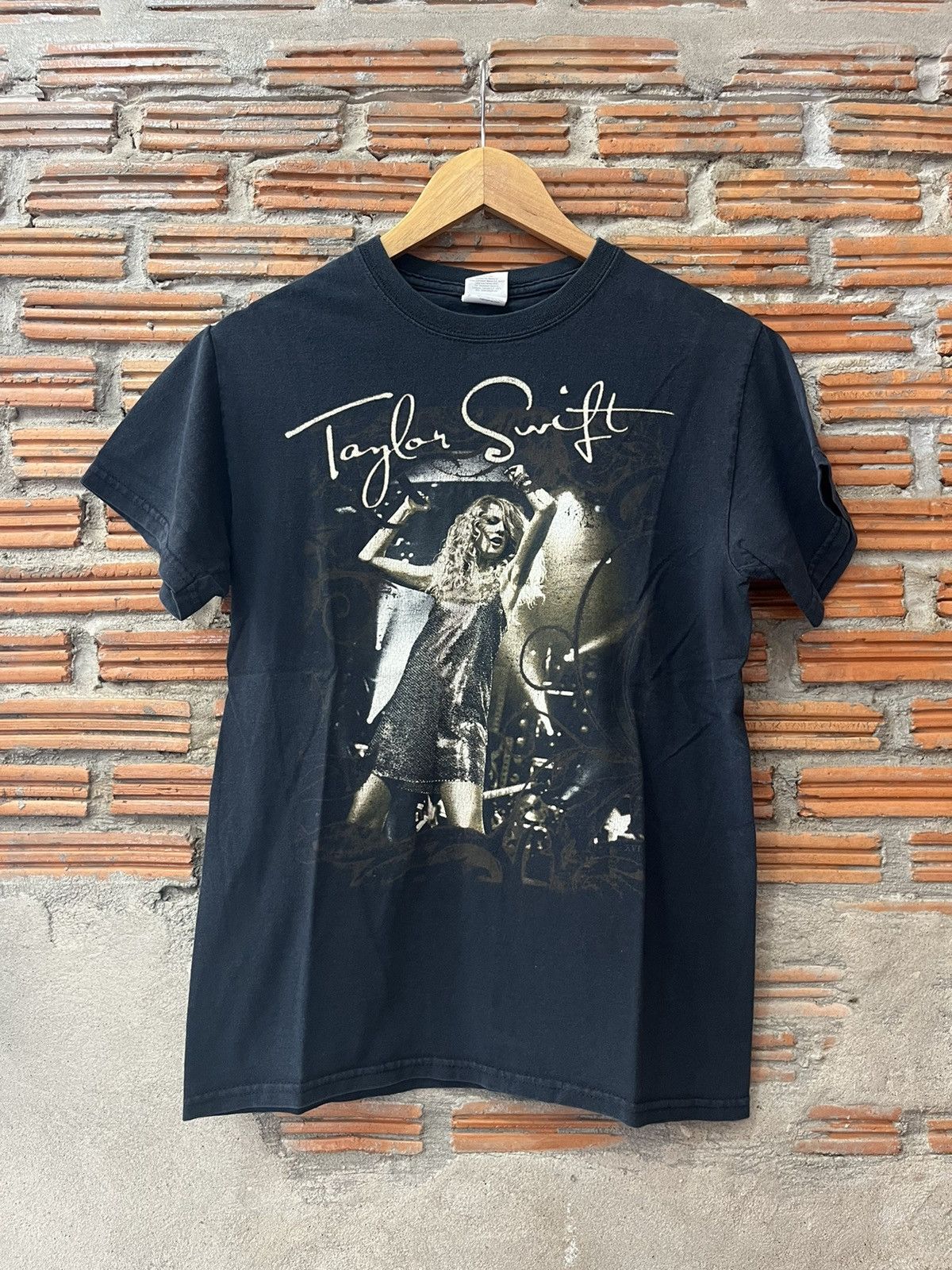 Band Tees Vintage Tayler Swift World tour Tshirt Size US S / EU 44-46 / 1 - 2 Thumbnail
