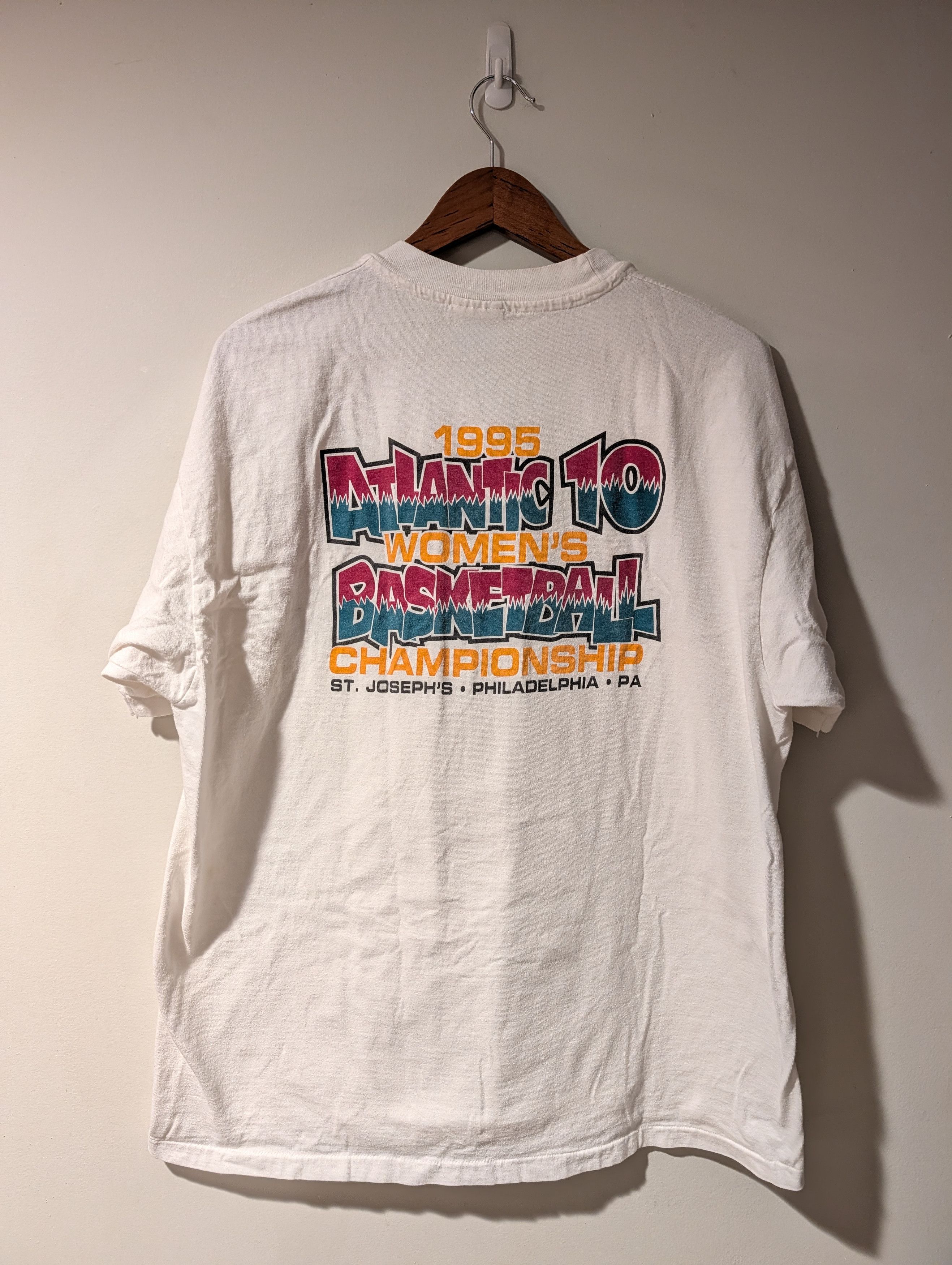 NCAA Vintage 1995 Atlantic 10 Womens Basketball Champion T-Shirt Size US XL / EU 56 / 4 - 1 Thumbnail