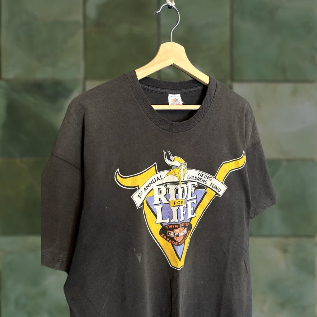 Harley Davidson VINTAGE Harley-Davidson Black T-Shirt 2XL 90s Minnesota Vikings Harley-Davidson Motorcycles Shirt Mens Men Size US XXL / EU 58 / 5 - 1 Thumbnail