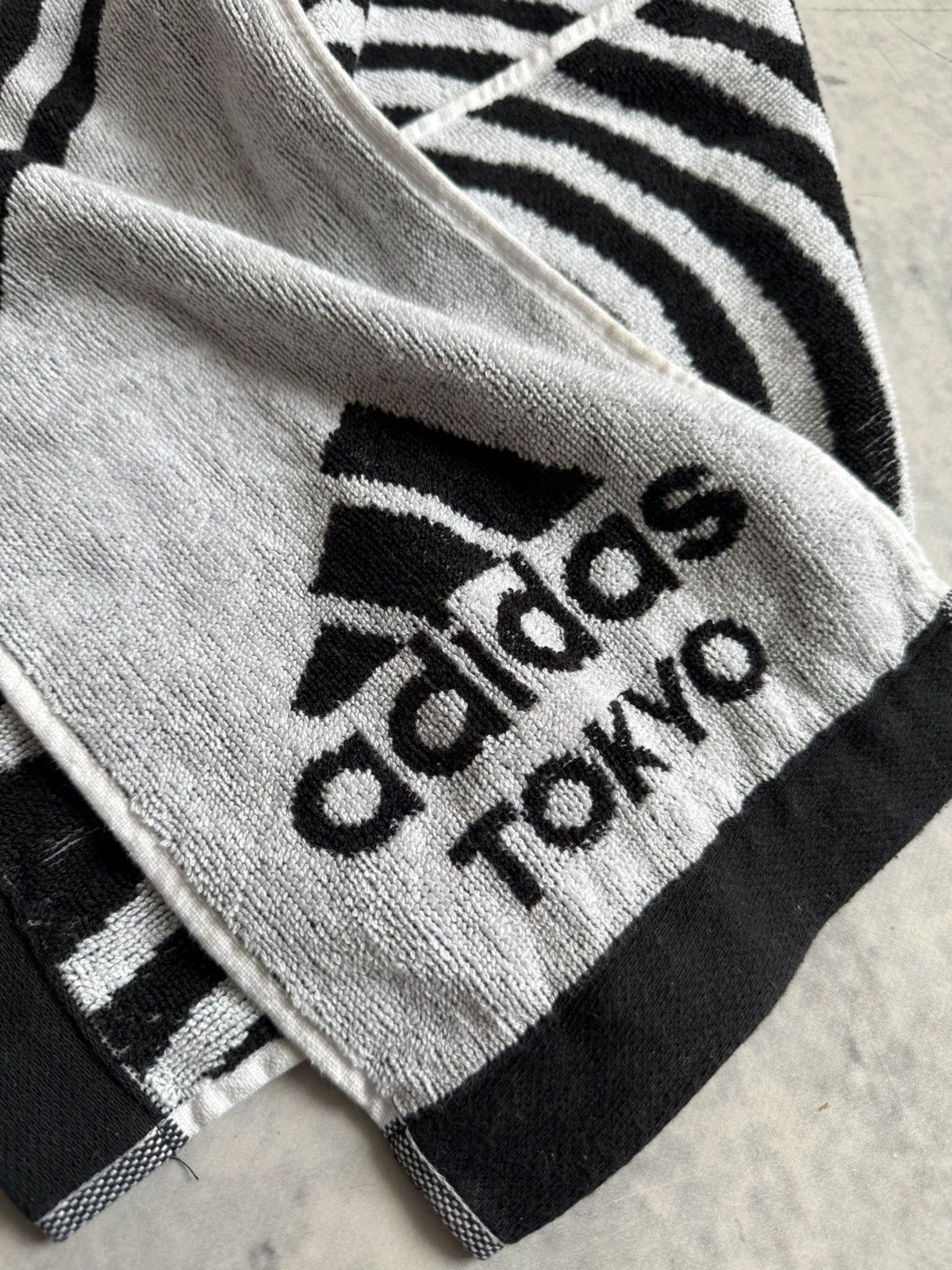Vintage Adidas Tokyo rare scarf streetwear towel Size ONE SIZE - 4 Thumbnail