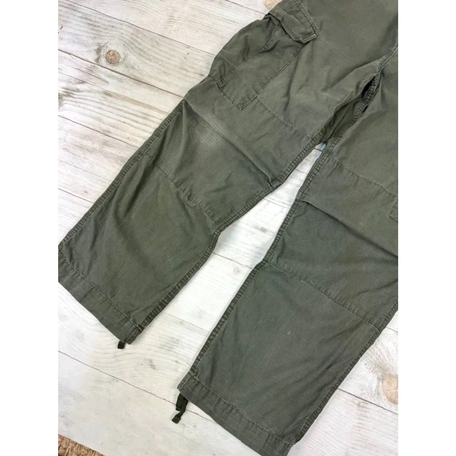 Carhartt VINTAGE Carhartt WIP Cargo Pants Work Distressed 34/32 Green Pants Mens 34/32 Green Cargo Workwear Casual Carhartt WIP Vintage - do not add new info Size US 34 / EU 50 - 4 Thumbnail