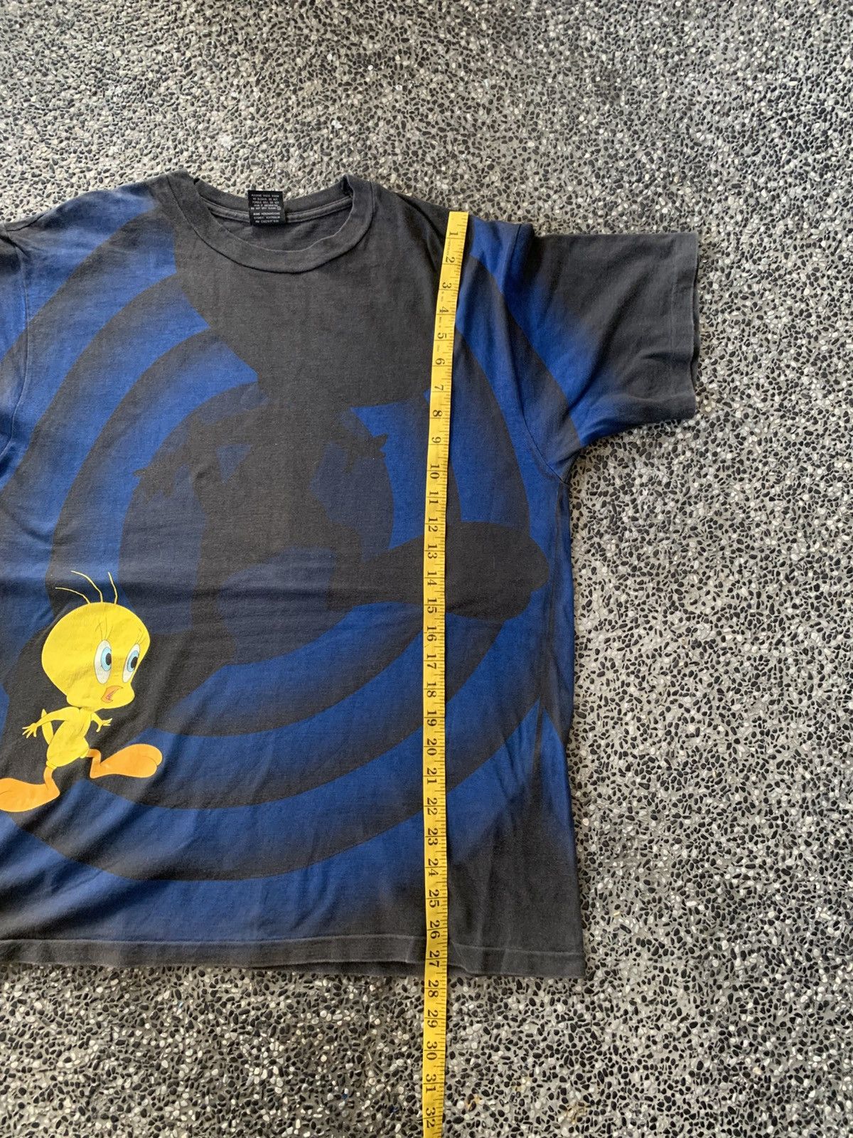 Vintage Vintage 90s Tweety Looney Tunes AOP Bulleyes T Shirt Size US L / EU 52-54 / 3 - 11 Thumbnail