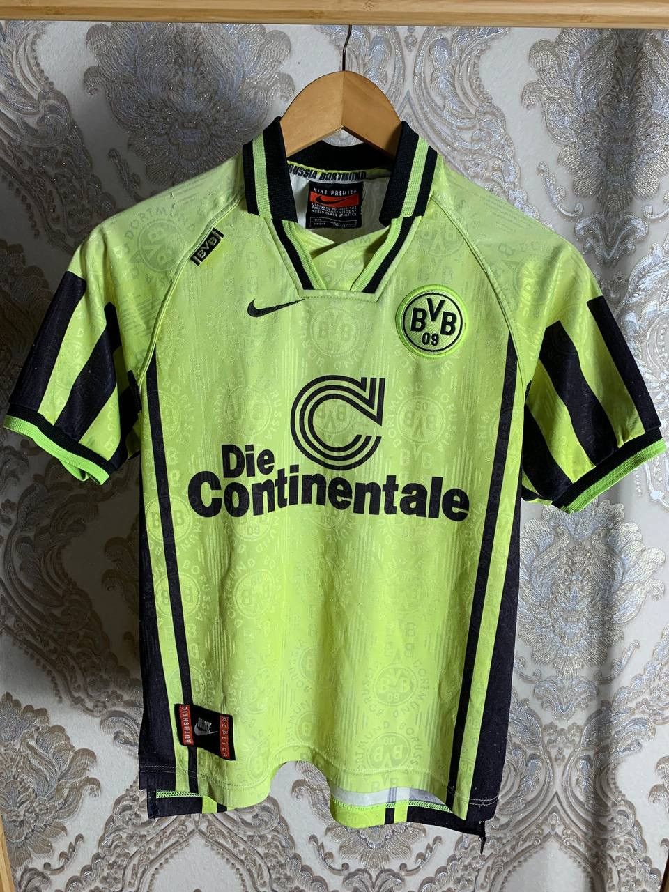 Vintage VERY RARE NIKE FC BORUSSIA DORTMUND GERMANY SOCCER JERSEY Size US XS / EU 42 / 0 - 2 Thumbnail