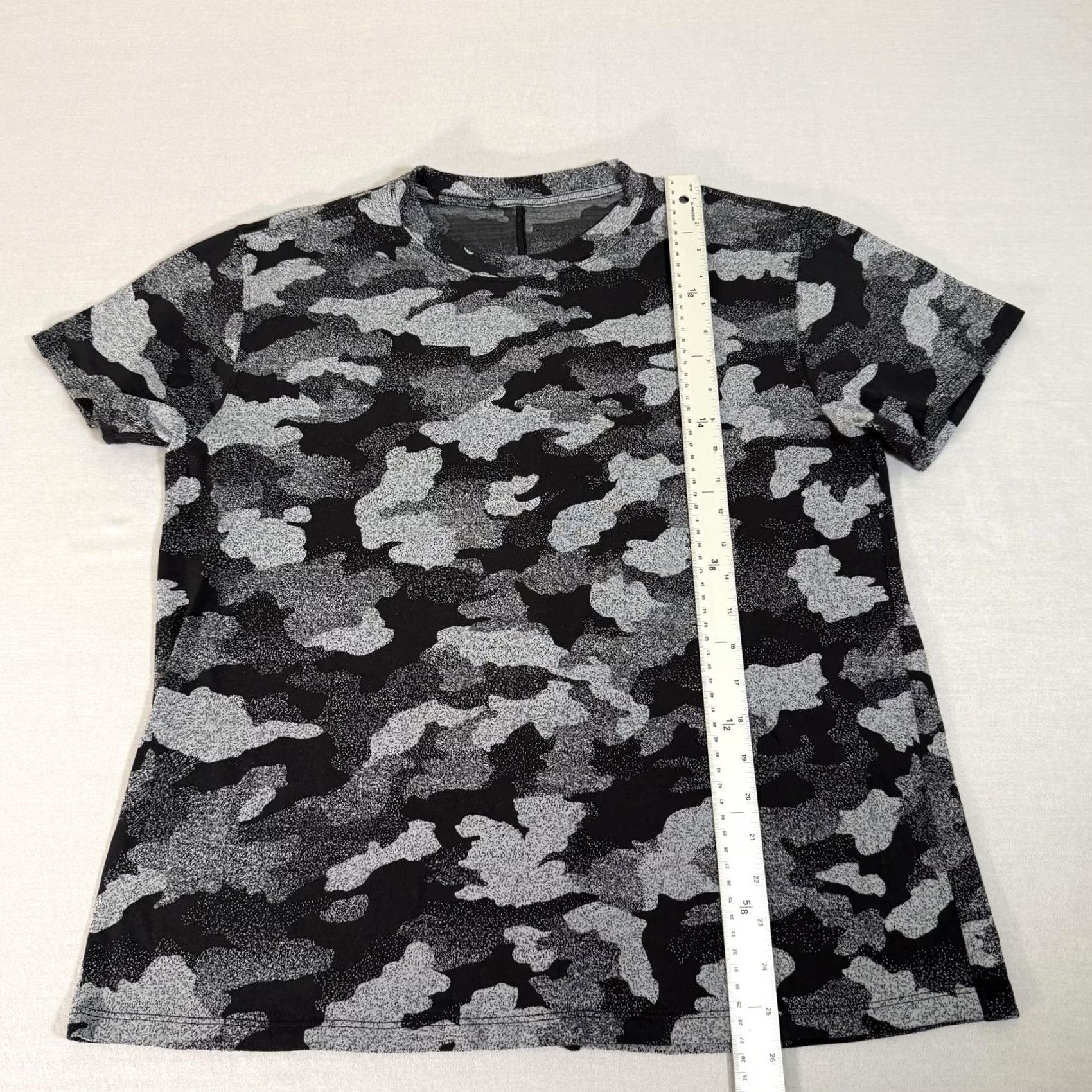 Lululemon Lululemon Womens Black Camo T Shirt Performance Stretch Gym Tee Size 10 Size L / US 10 / IT 46 - 4 Thumbnail