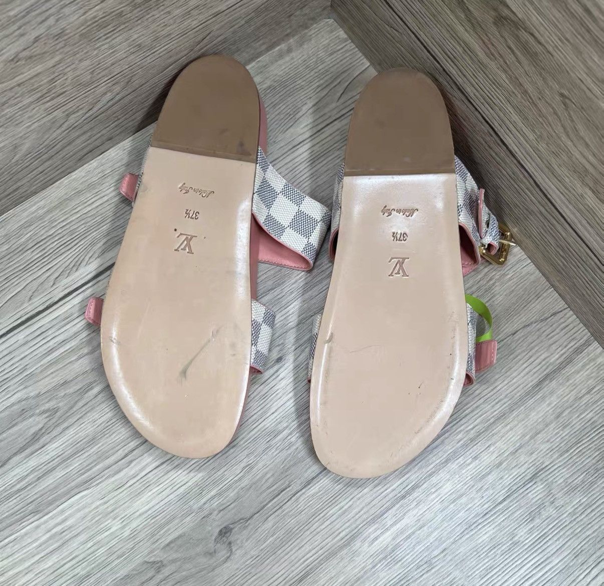 Louis Vuitton Louis Vuitton Bom Dia White and Pink Damier Slides J41 Size US 7.5 / IT 37.5 - 5 Thumbnail