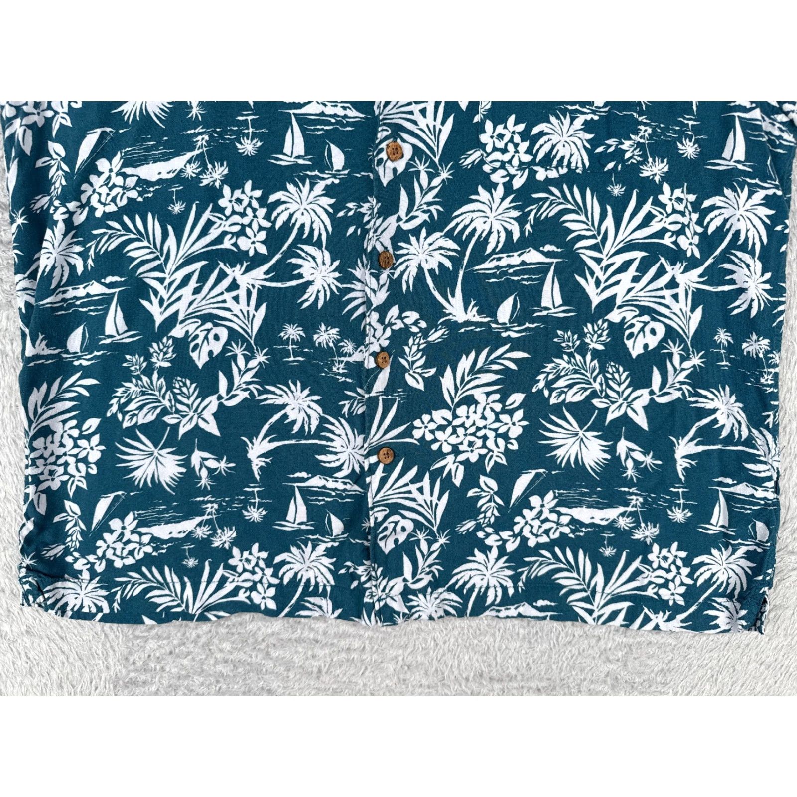 Vintage St. John's Bay Men's Shirt XL Blue Floral Palm Sailboat Hawaiian 100% Rayon Button-Up Short Sleeve Size US XL / EU 56 / 4 - 5 Thumbnail