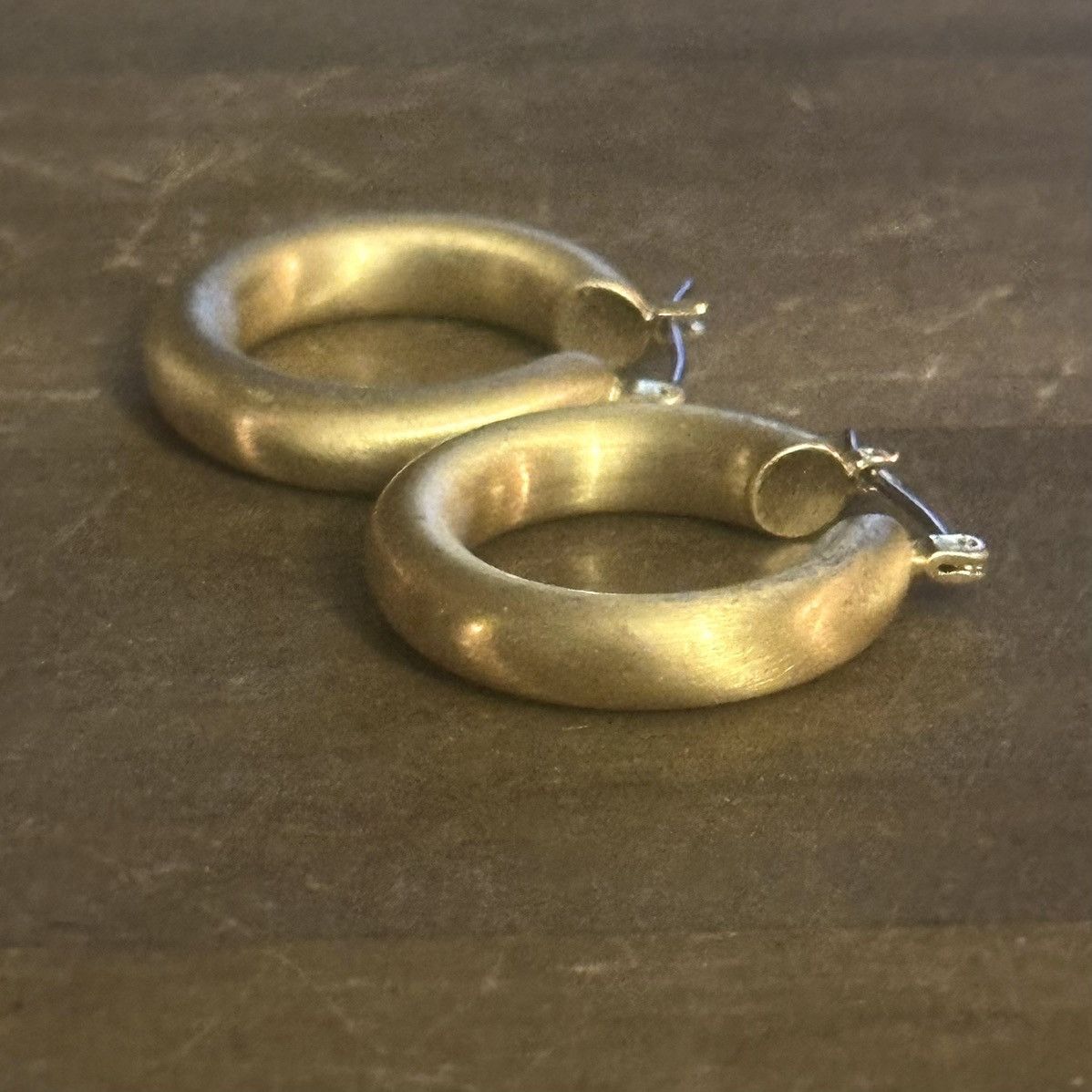 Other Gold tone satin hoop earrings Size ONE SIZE - 4 Thumbnail