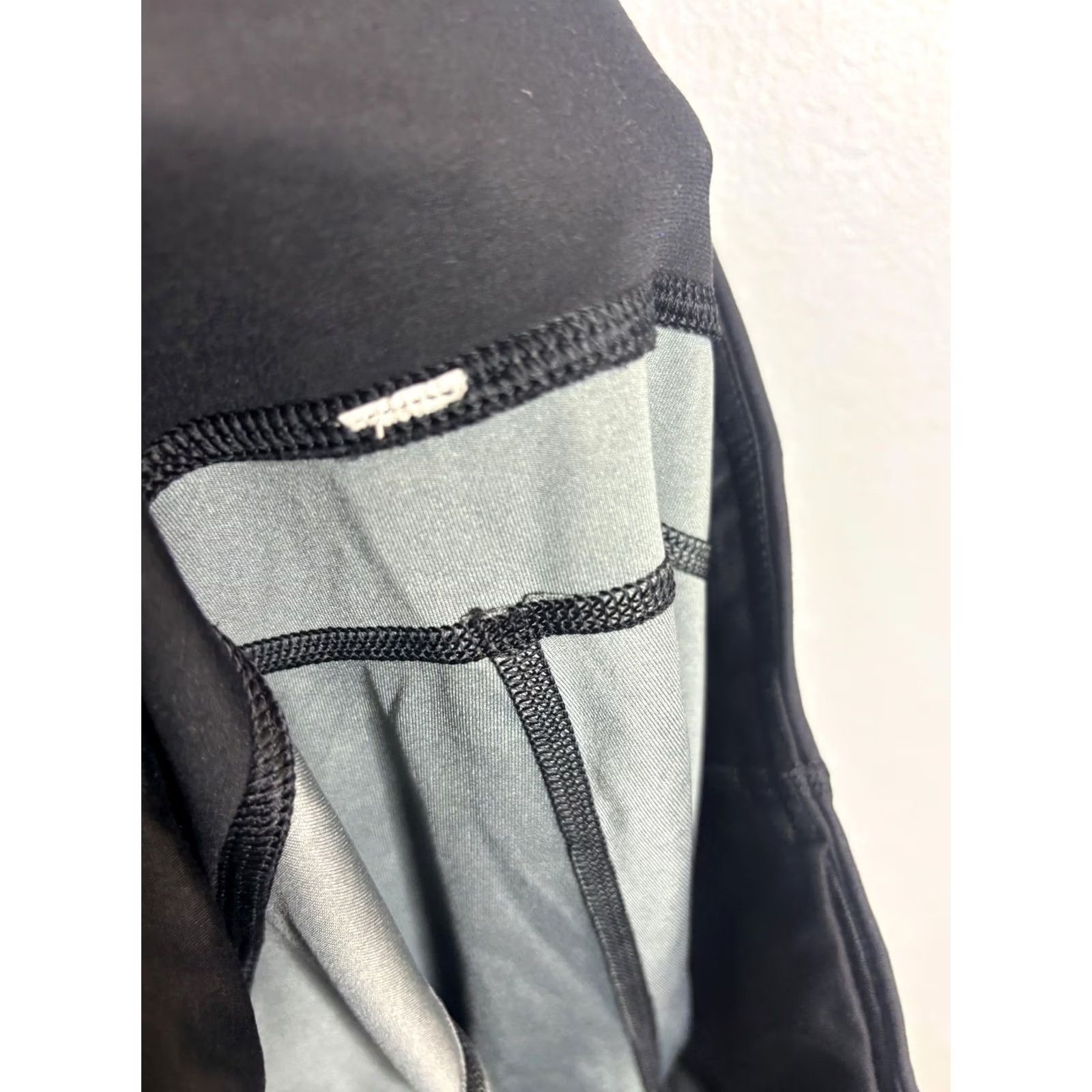 Lululemon Lululemon Womens 6 Black Gray Printed Crop Capri Leggings Pocket Athletic Size 28" / US 6 / IT 42 - 6 Thumbnail