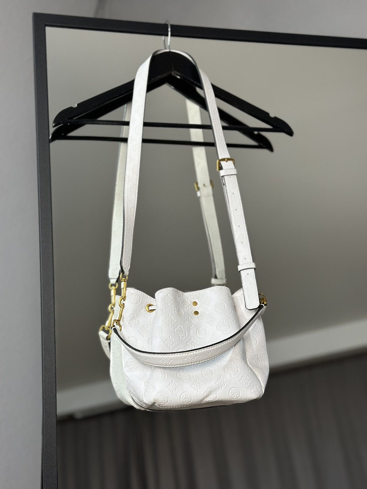 Guess Guess White Monogram Bucket Bag Gold Hardware Y2K Style Size ONE SIZE - 10 Thumbnail