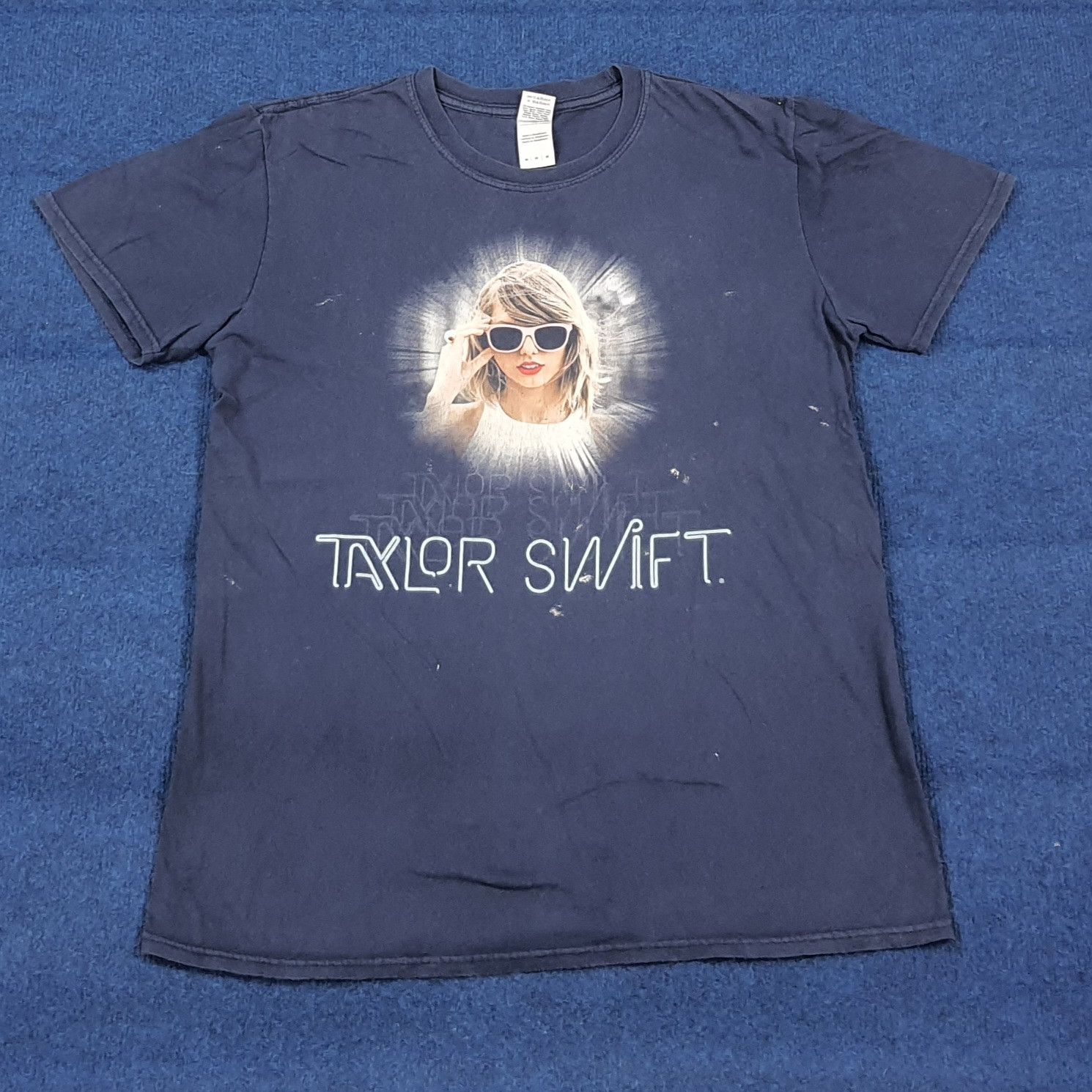 Band Tees Vintage Taylor Swift The 1989 World Tour Tshirt C301N2 Size US M / EU 48-50 / 2 - 1 Thumbnail