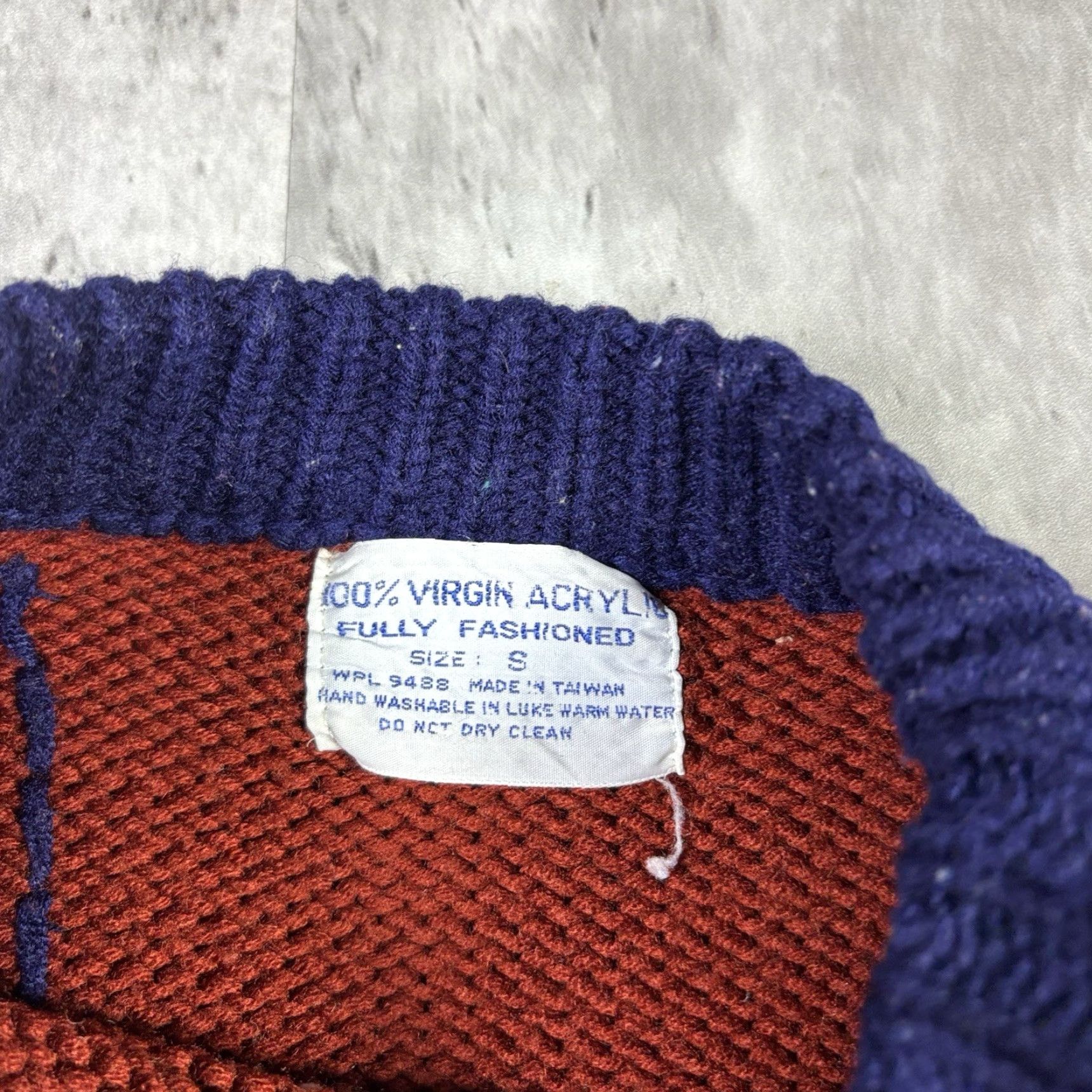 Vintage VINTAGE Knit Sweater Acrylic Diamond Striped Pattern Adult Small 70s Mens Pullover Crew Neck Brown Classic Lightweight Size US S / EU 44-46 / 1 - 5 Thumbnail