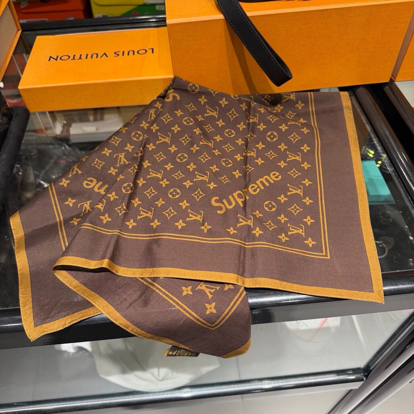 Louis Vuitton LV Supreme Collaboration Brown Scarf Size ONE SIZE - 1 Thumbnail
