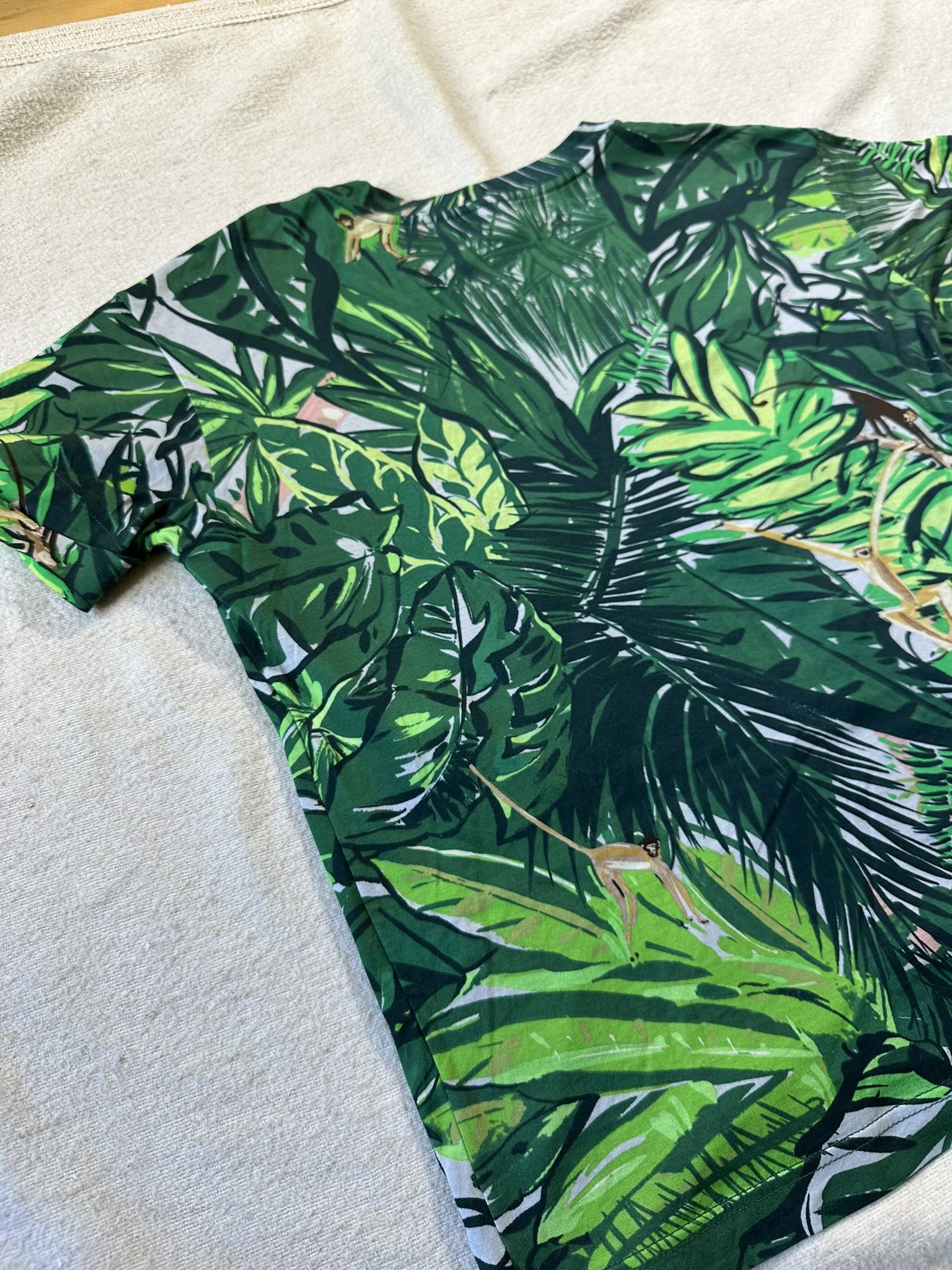 Louis Vuitton Louis Vuitton T-Shirt Jungle Theme Sequin Green Top Size M / US 6-8 / IT 42-44 - 13 Thumbnail