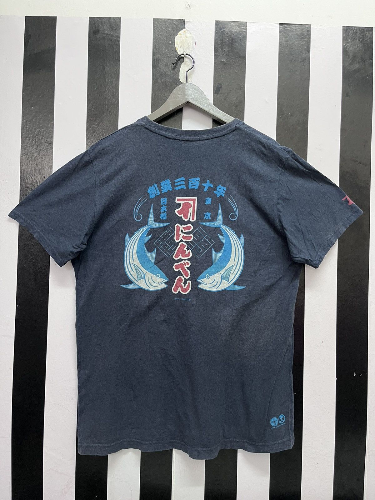 Uniqlo UT fish logo tee Size US XL / EU 56 / 4 - 3 Thumbnail
