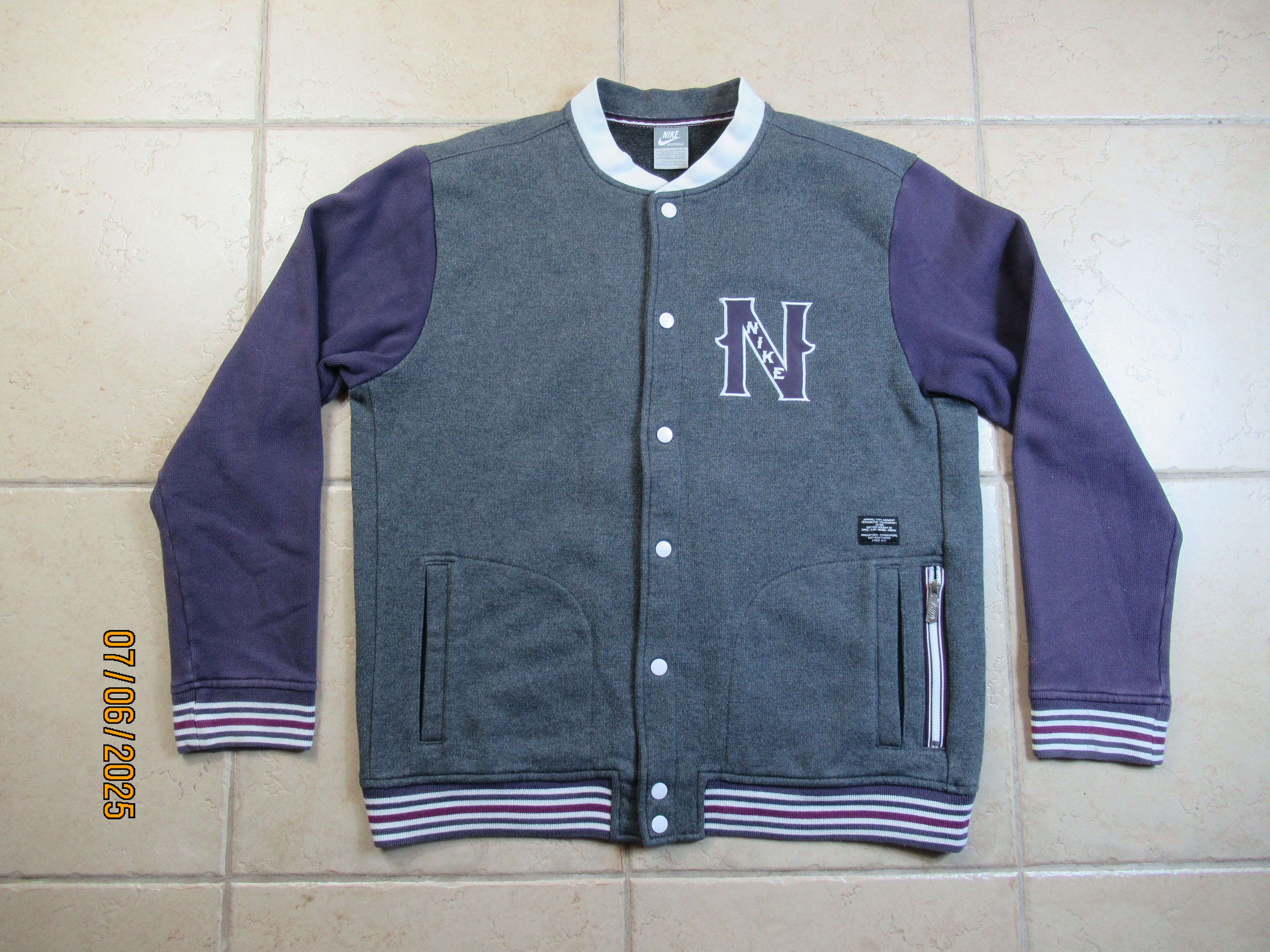 Nike Nike Sportswear grey/violet baseball jacket Size US L / EU 52-54 / 3 - 1 Thumbnail