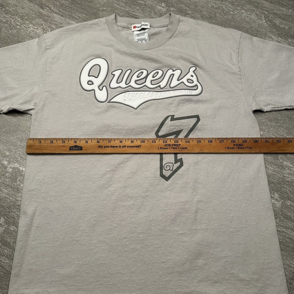 Vintage Vintage Y2K School Of Hard Knocks Queens 7 Von’s T Shirt Size US L / EU 52-54 / 3 - 8 Thumbnail