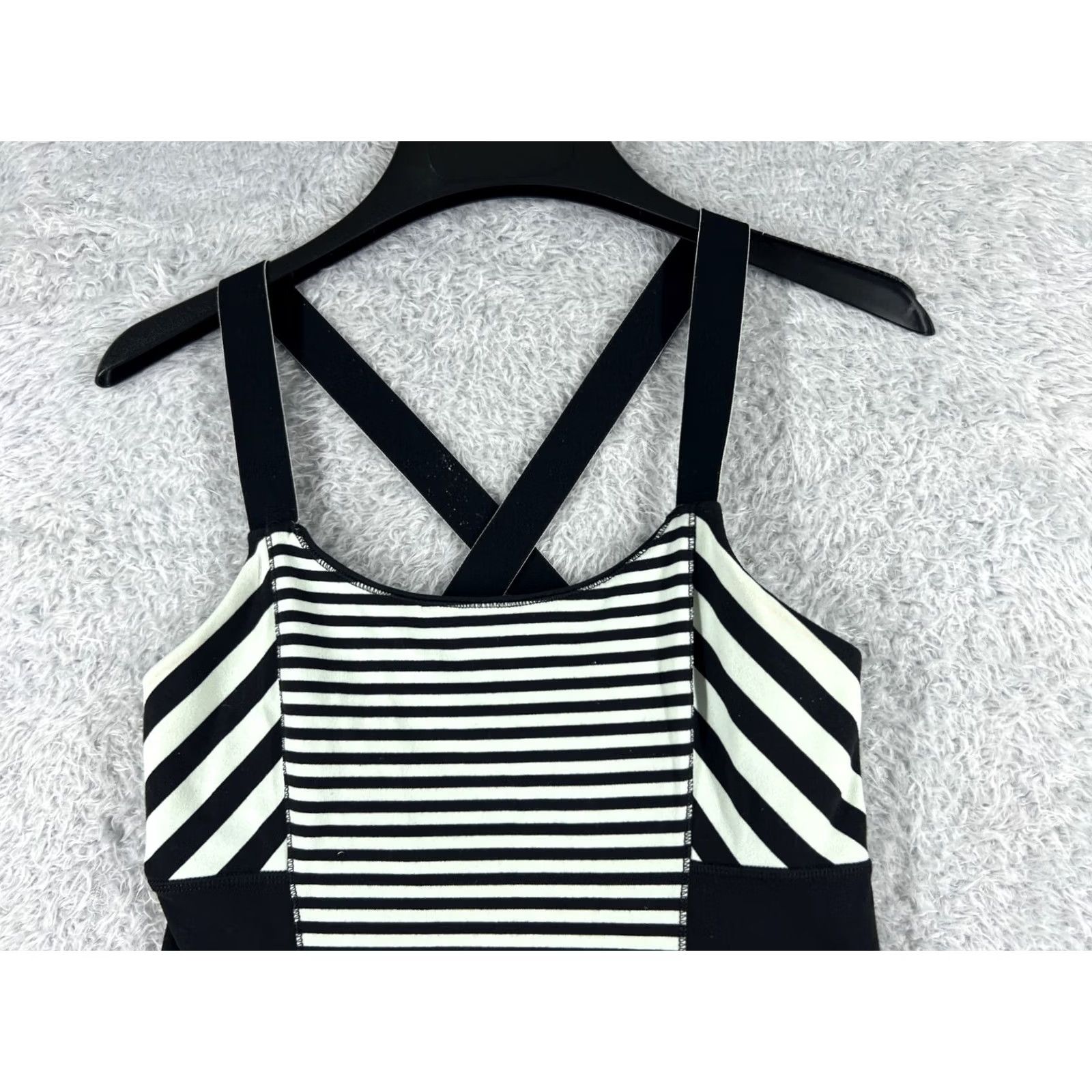 Lululemon Lululemon Shirt Women 6 Green Tank Luon Fabric W1B76S Racerback Sleeveless Built-In Bra Casual Workwear Size M / US 6-8 / IT 42-44 - 4 Thumbnail