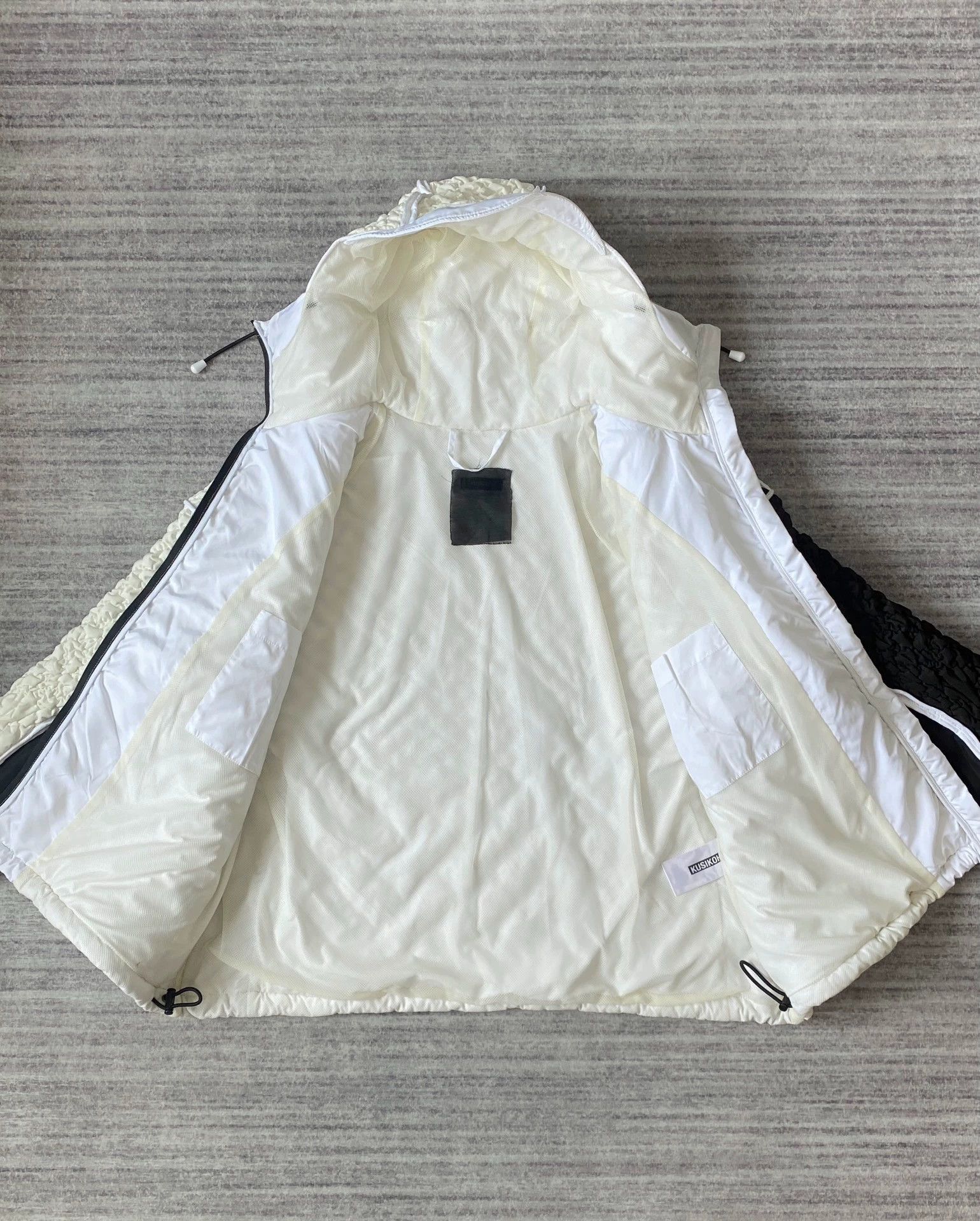Kusikohc Kusikohc Black & White Irregular Pleated Decon Down Coat Size L / US 10 / IT 46 - 4 Thumbnail