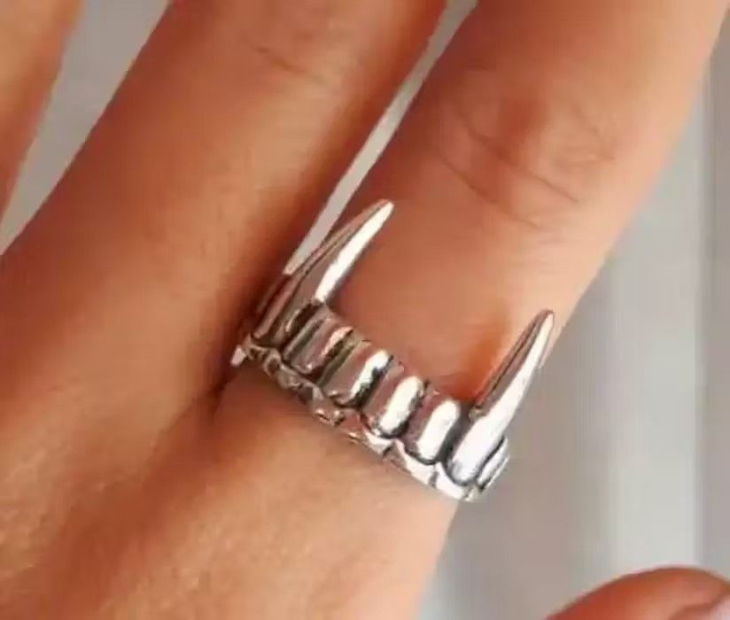Jewelry × Vintage Vampire Ring Size ONE SIZE - 1 Thumbnail