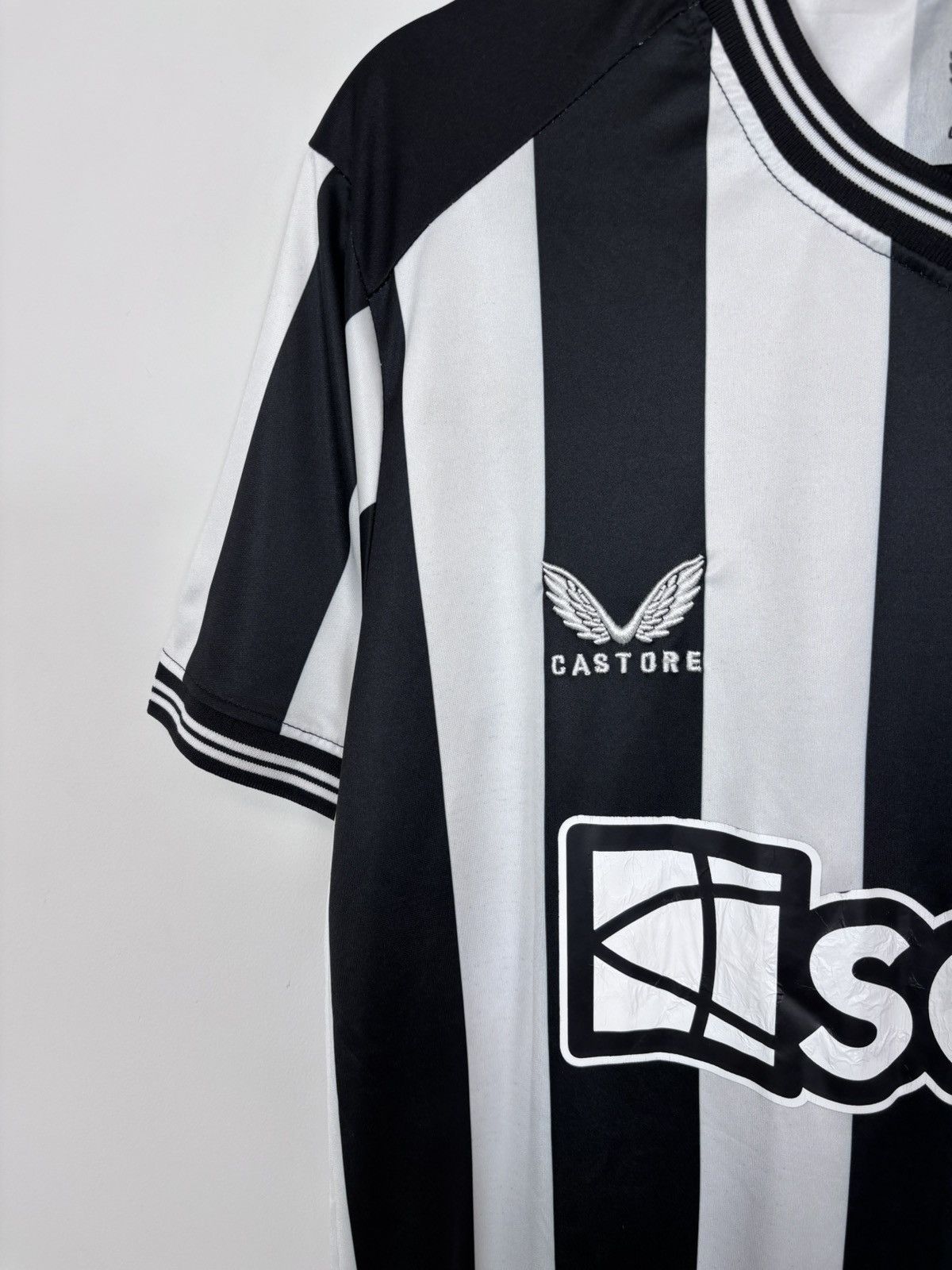 Castore Newcastle United 2023/2024 Home Isak #14 Soccer Jersey Size US M / EU 48-50 / 2 - 5 Thumbnail