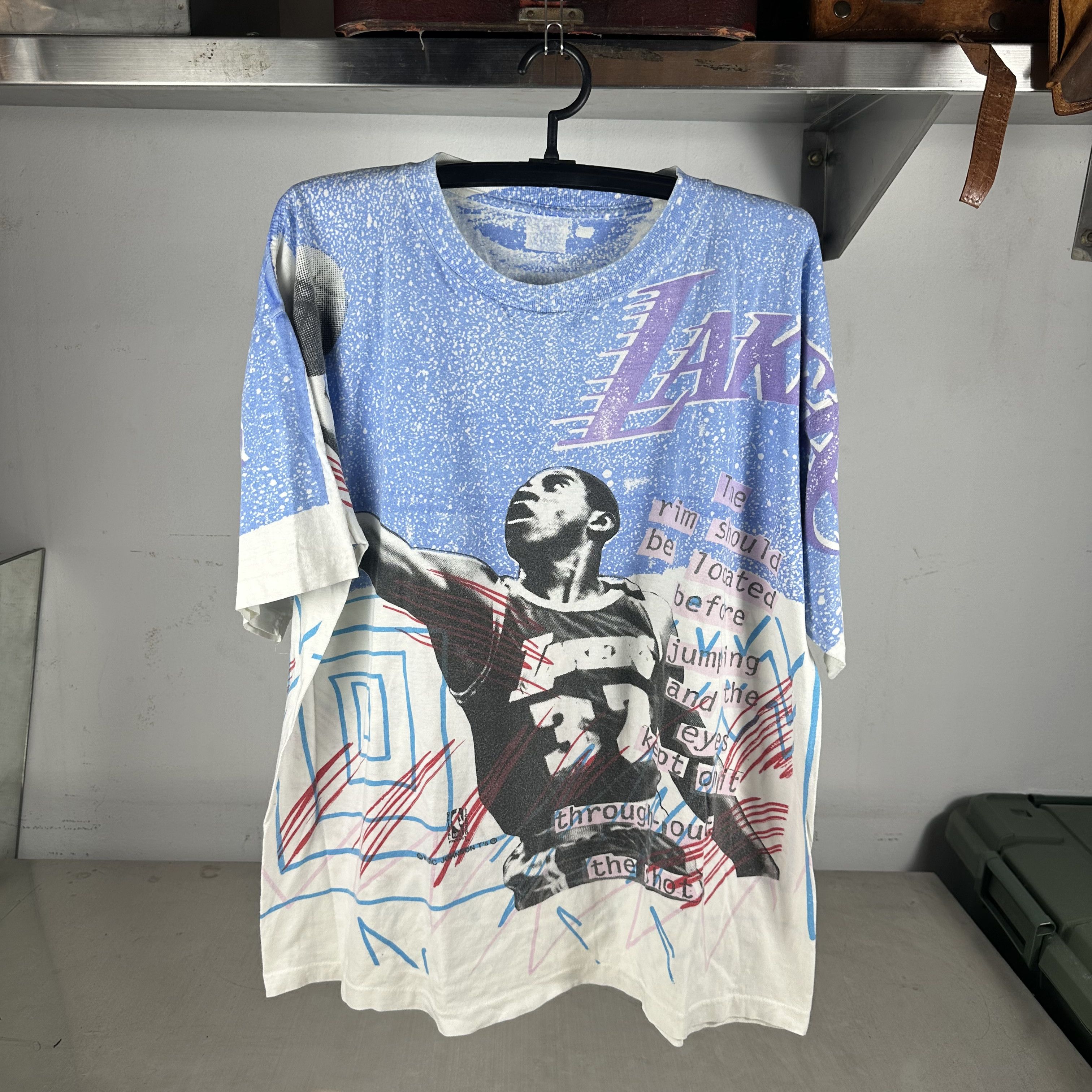 Vintage Vintage 90s Magic Johnson Los Angeles Lakers NBA AOP T-shirt Size US XL / EU 56 / 4 - 1 Thumbnail