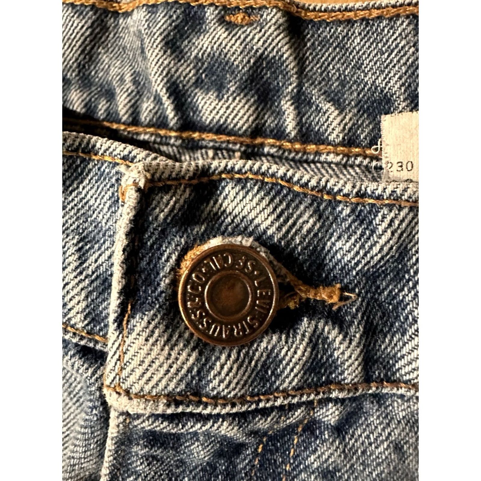Levi's VINTAGE Levi's 550 Jeans Shirt? I cannot provide an answer. Size US 34 / EU 50 - 3 Thumbnail