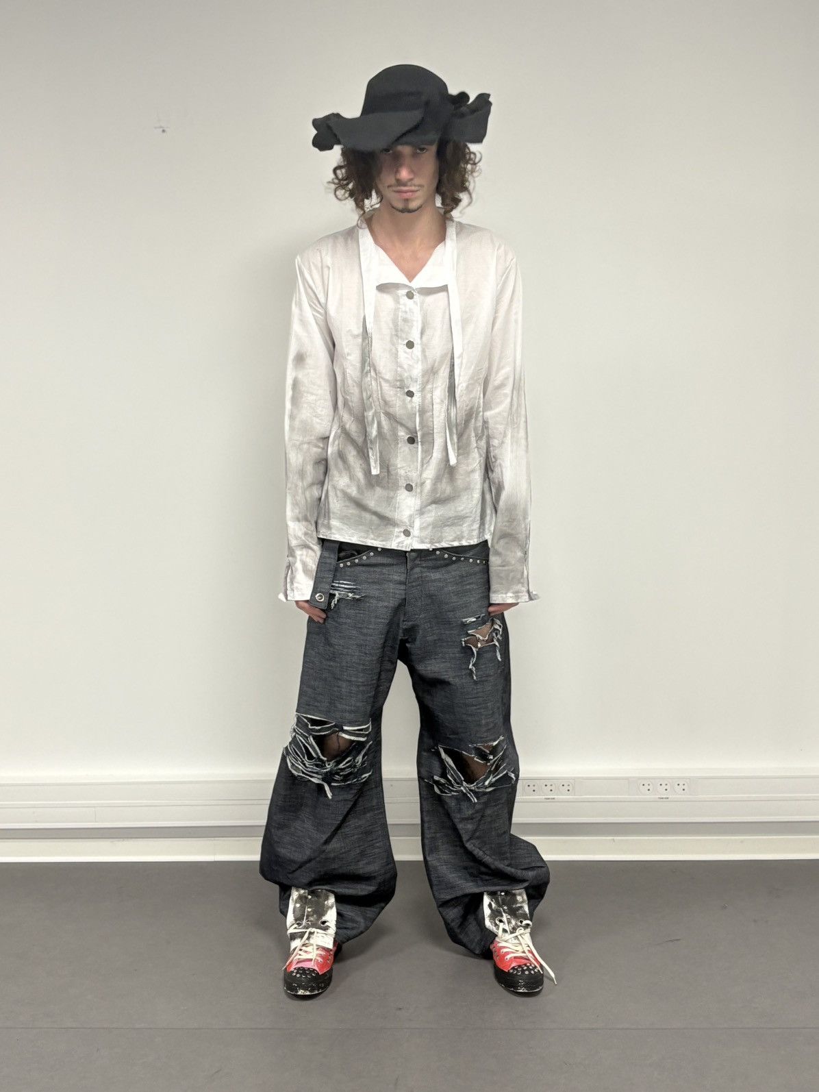 Destroyed baggy jeans