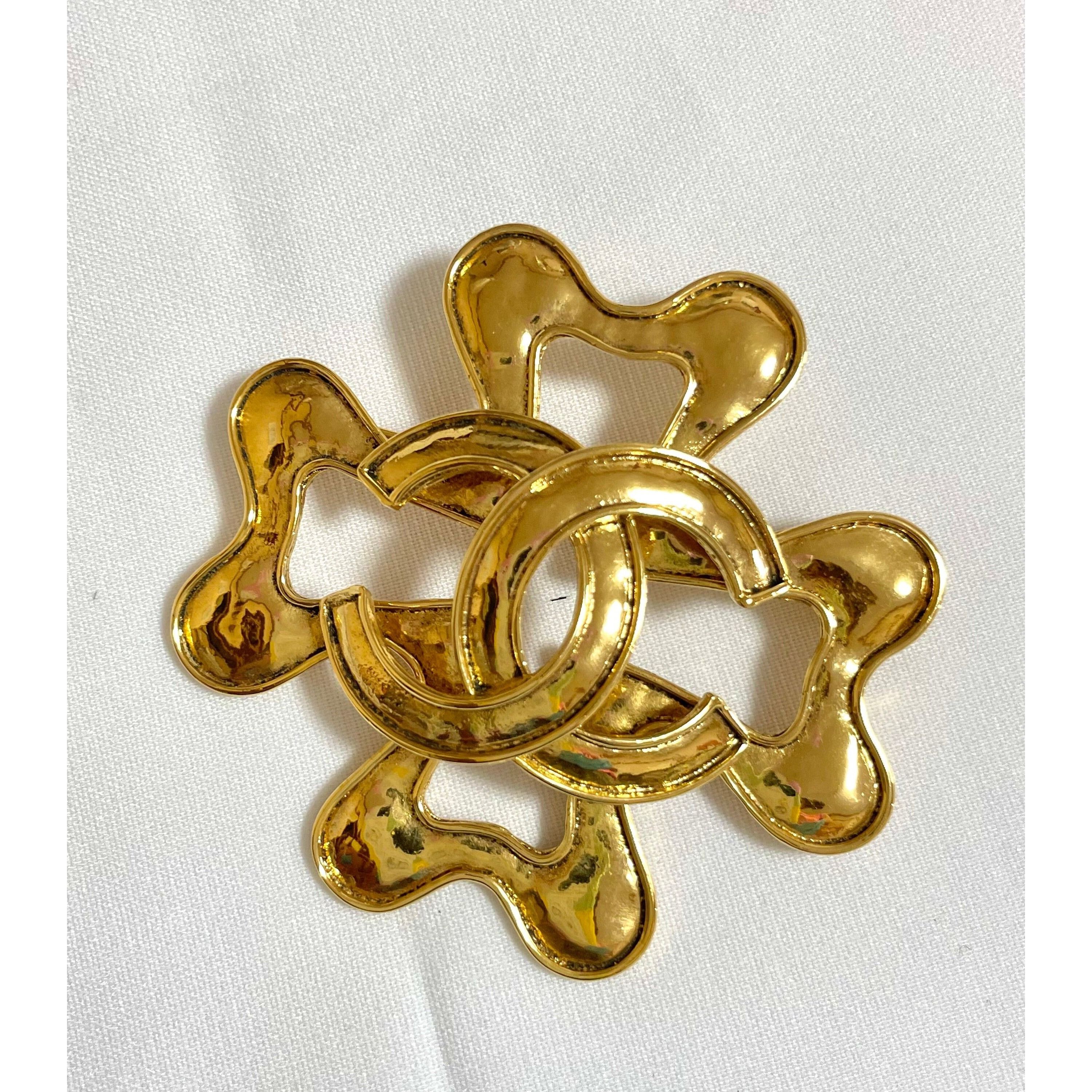 Chanel Vintage Chanel large flower clover brooch with CC mark. Size ONE SIZE - 2 Thumbnail