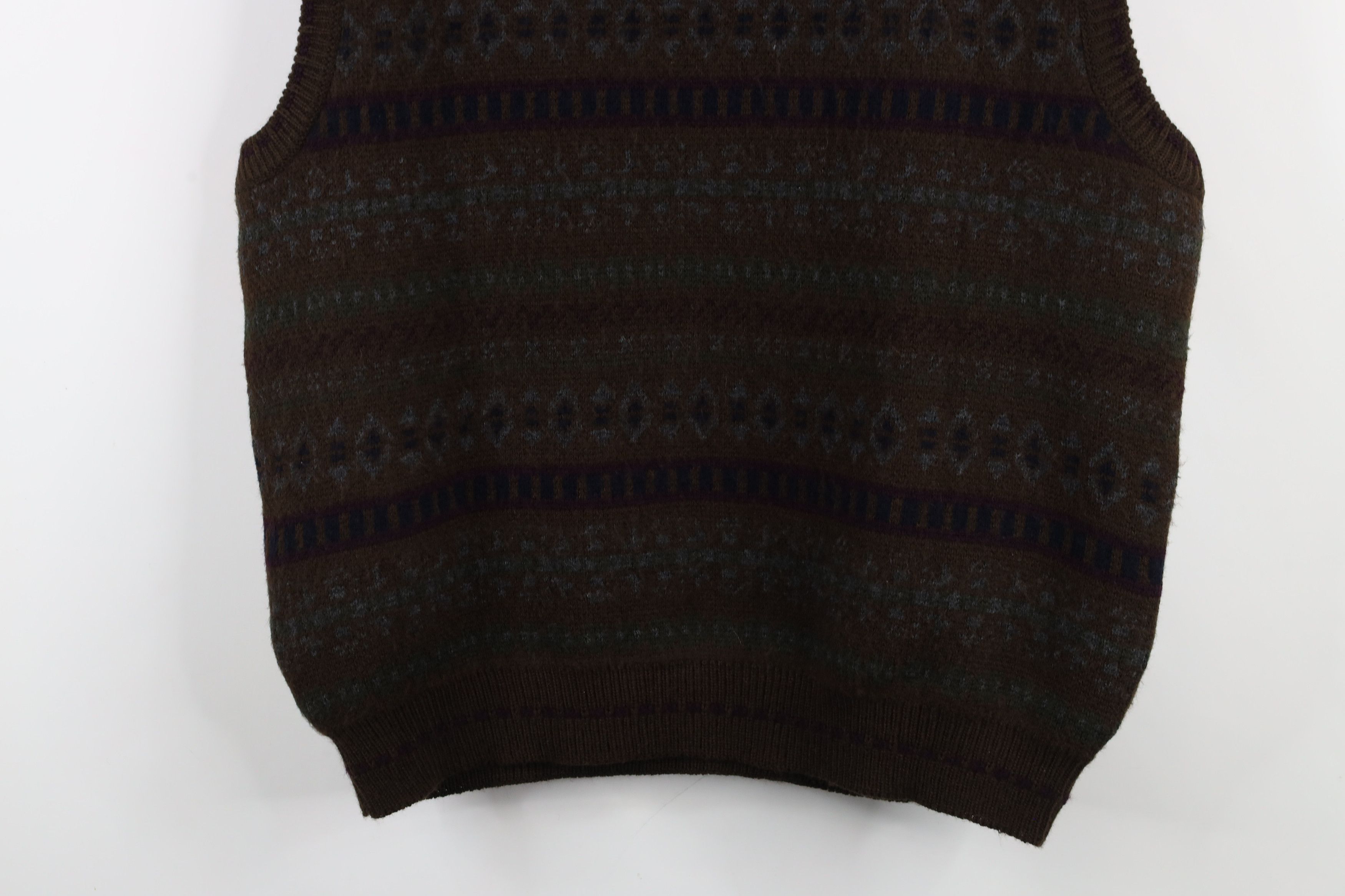 Vintage Vintage 90s Streetwear Fair Isle Knit V-Neck Sweater Vest Size US XL / EU 56 / 4 - 8 Thumbnail