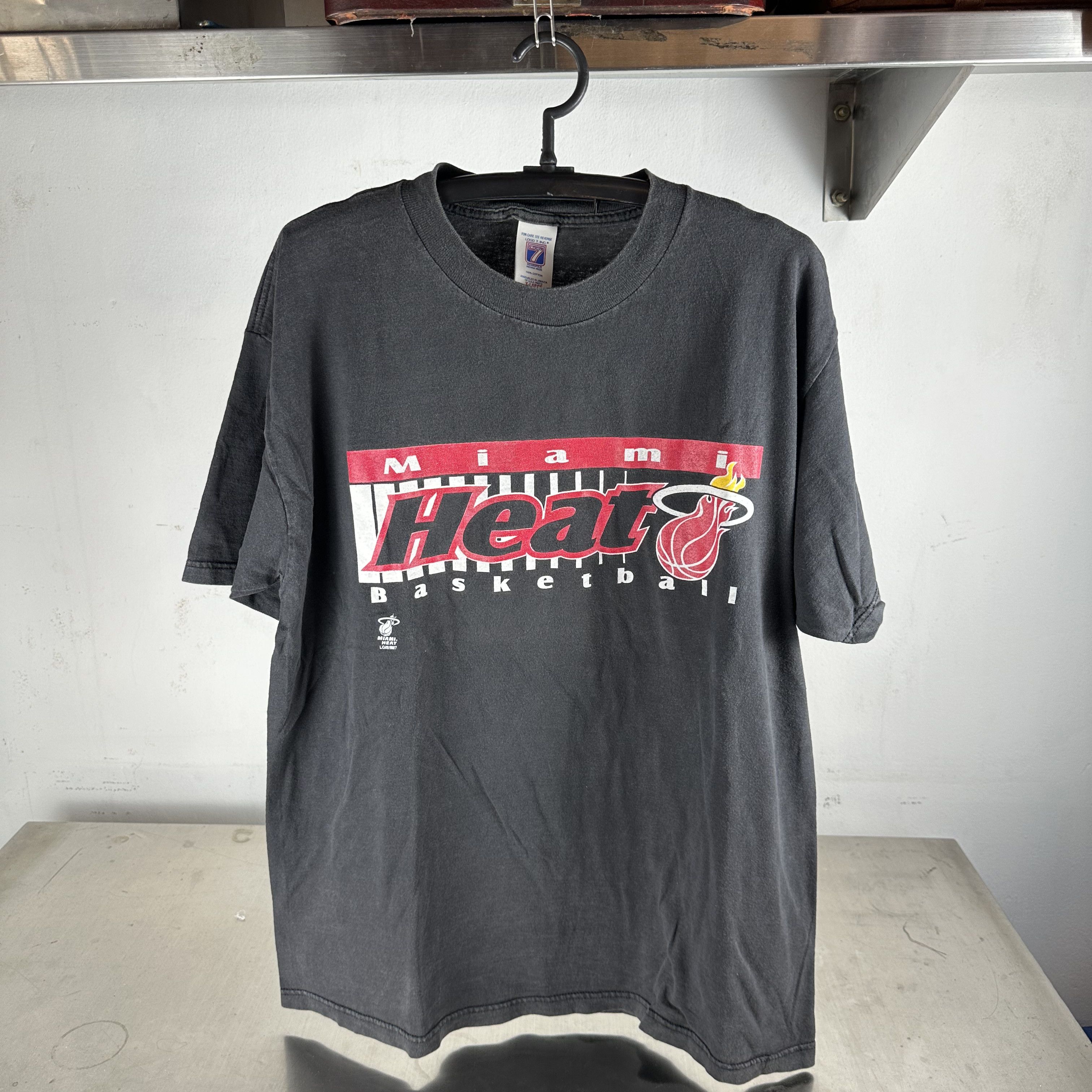 Vintage Vintage 90s Miami Heat Basketball NBA XL T-Shirt Size US XL / EU 56 / 4 - 1 Thumbnail