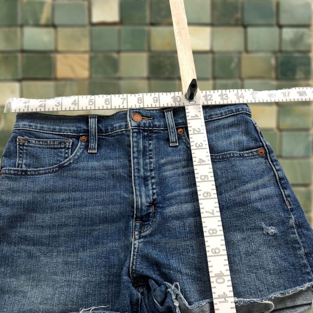 Madewell Madewell Denim Mid Rise Cut-Off 3" Shorts Men/Women? Inseam 3 in Blue 26 Regular Rise High Rise? 29 in Waist 3" Shorts Denim Cut Off Size 26" / US 2 / IT 38 - 1 Thumbnail