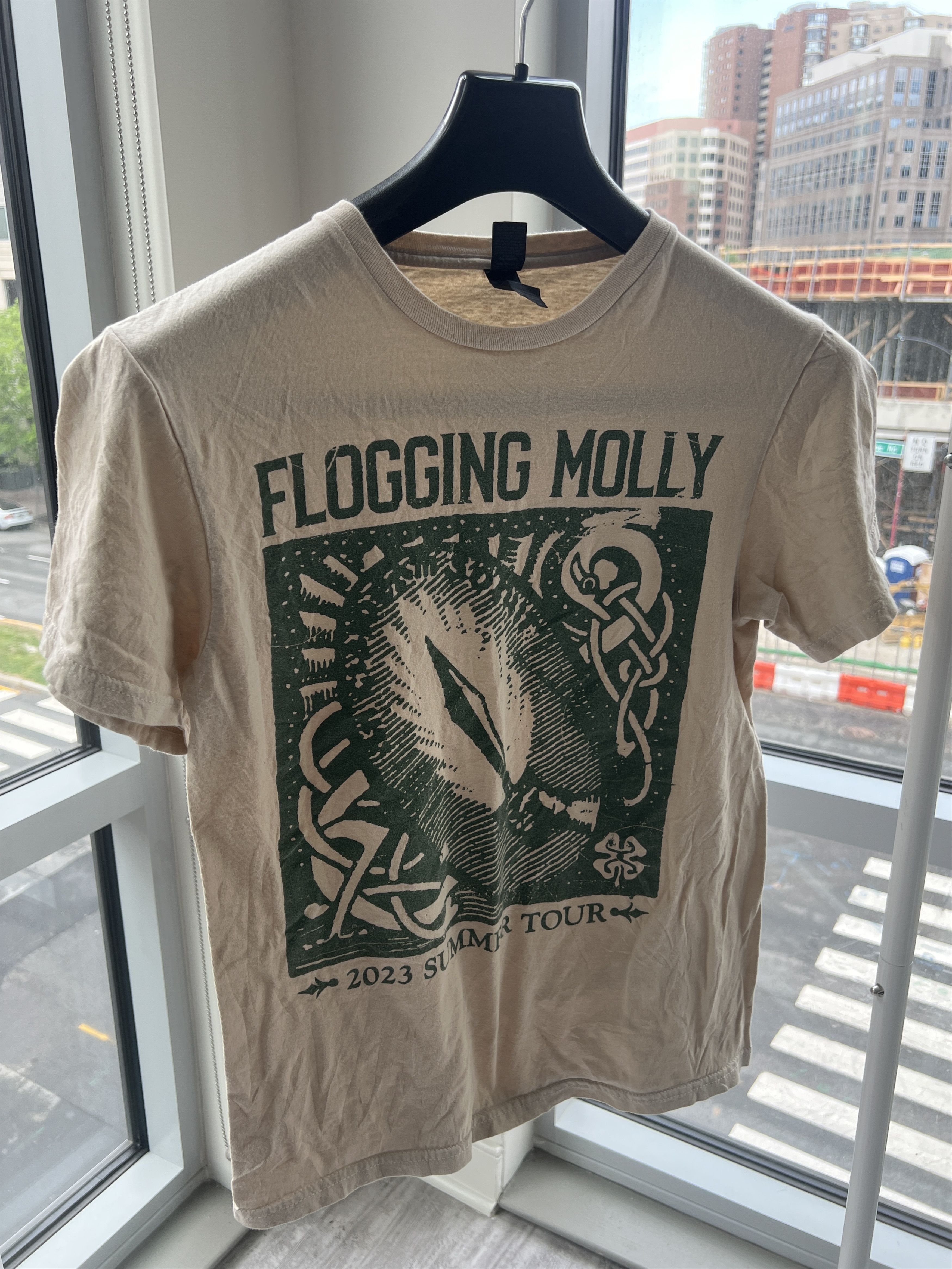Gildan Flogging Molly 2023 Summer Tour Graphic T-Shirt Tan Green Size S / US 4 / IT 40 - 1 Thumbnail