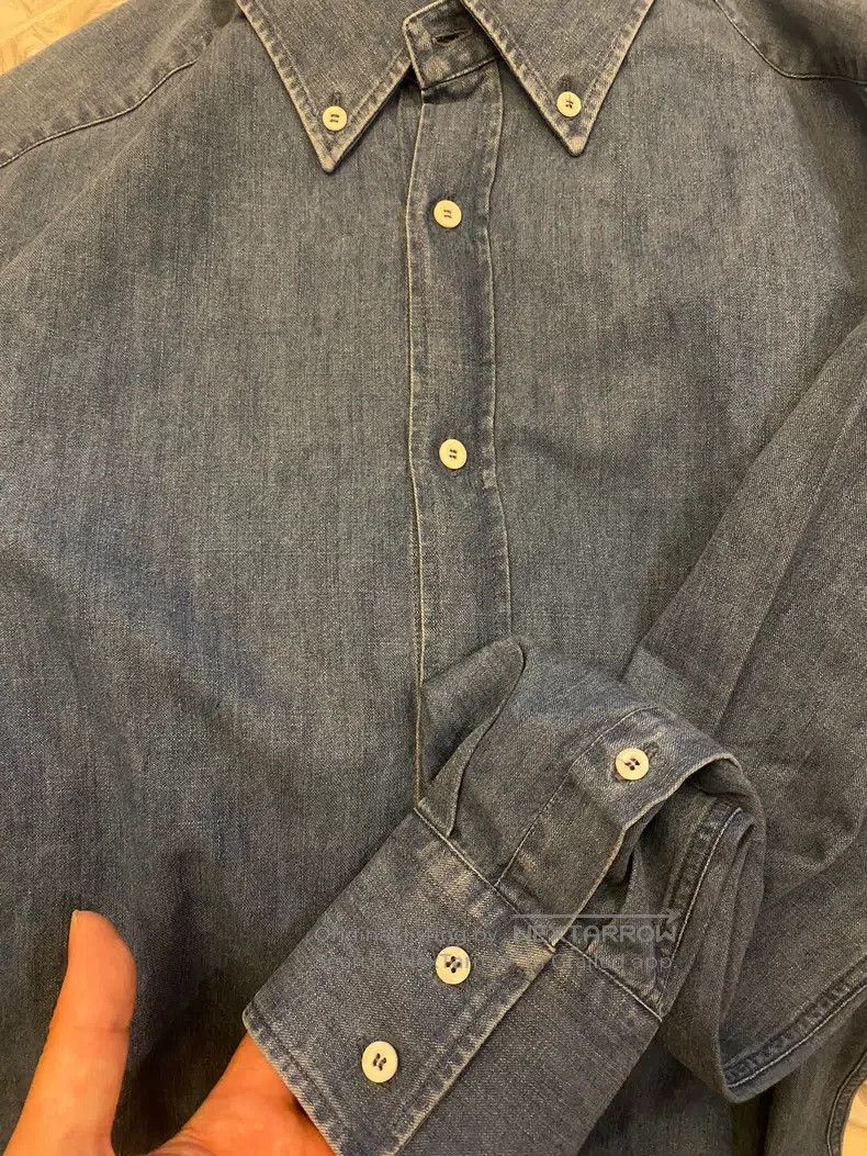 Brunello Cucinelli Brunello Cucinelli Denim Shirt, Sea Island Cotton Size US S / EU 44-46 / 1 - 4 Thumbnail