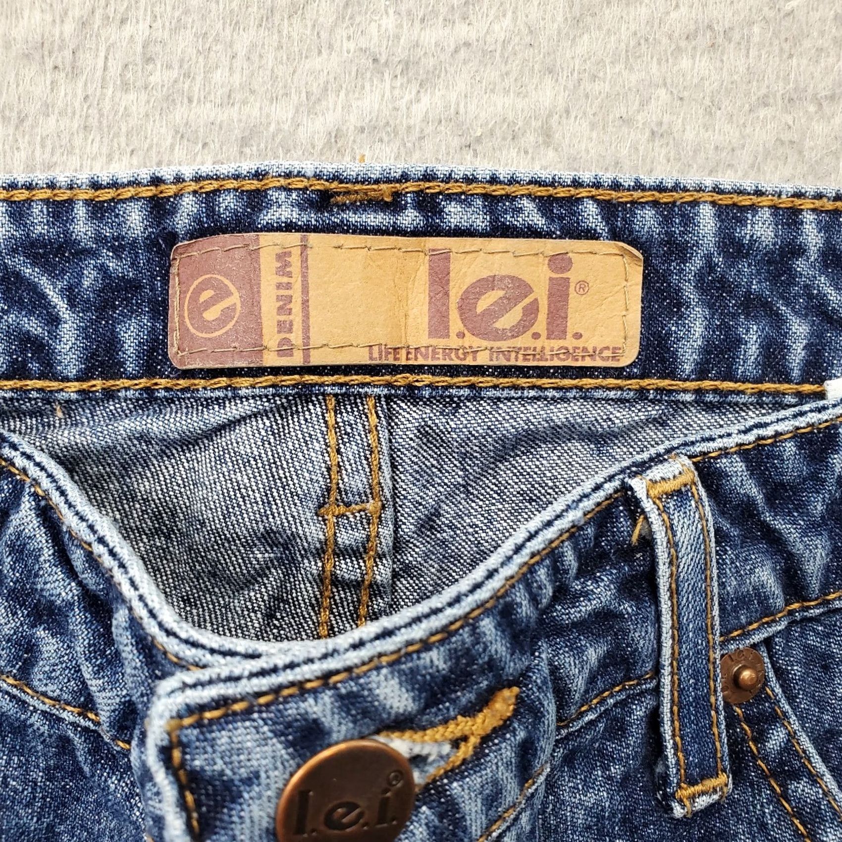 Vintage LEI Jeans Women Size 7 Blue Denim Medium Wash Straight Leg Arcuate Pocket Size 28" / US 6 / IT 42 - 7 Thumbnail