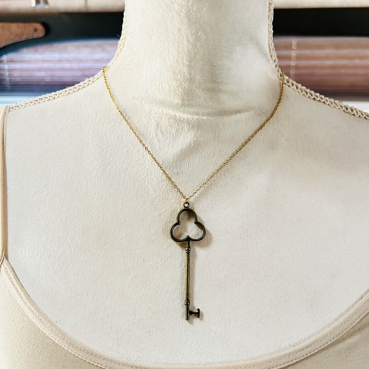 Vintage Vintage brass skeleton key on chain necklace Size ONE SIZE - 2 Thumbnail