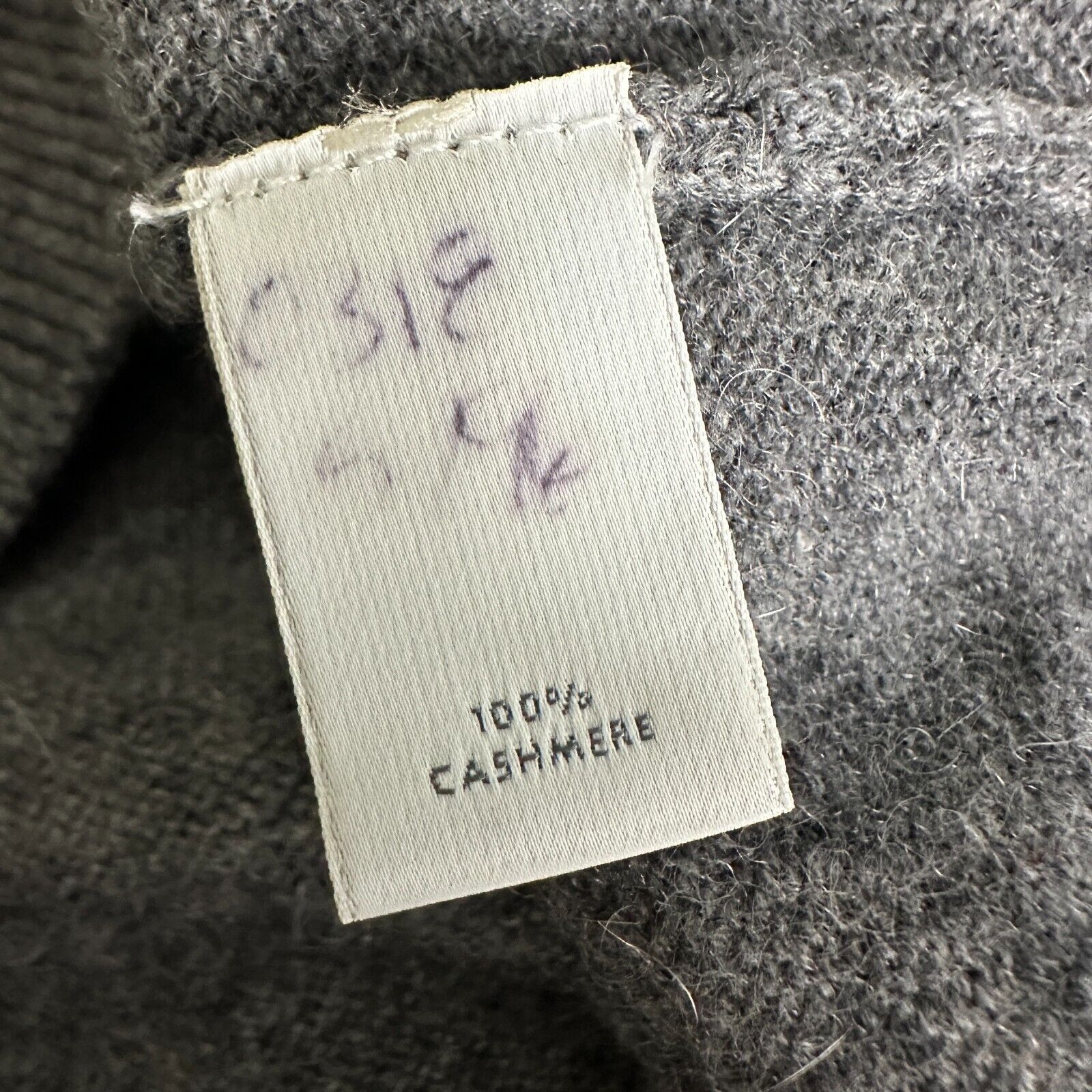 Neiman Marcus Neiman Marcus Cloud Cashmere Sweater XL Gray V-Neck Pullover Size US XL / EU 56 / 4 - 9 Thumbnail