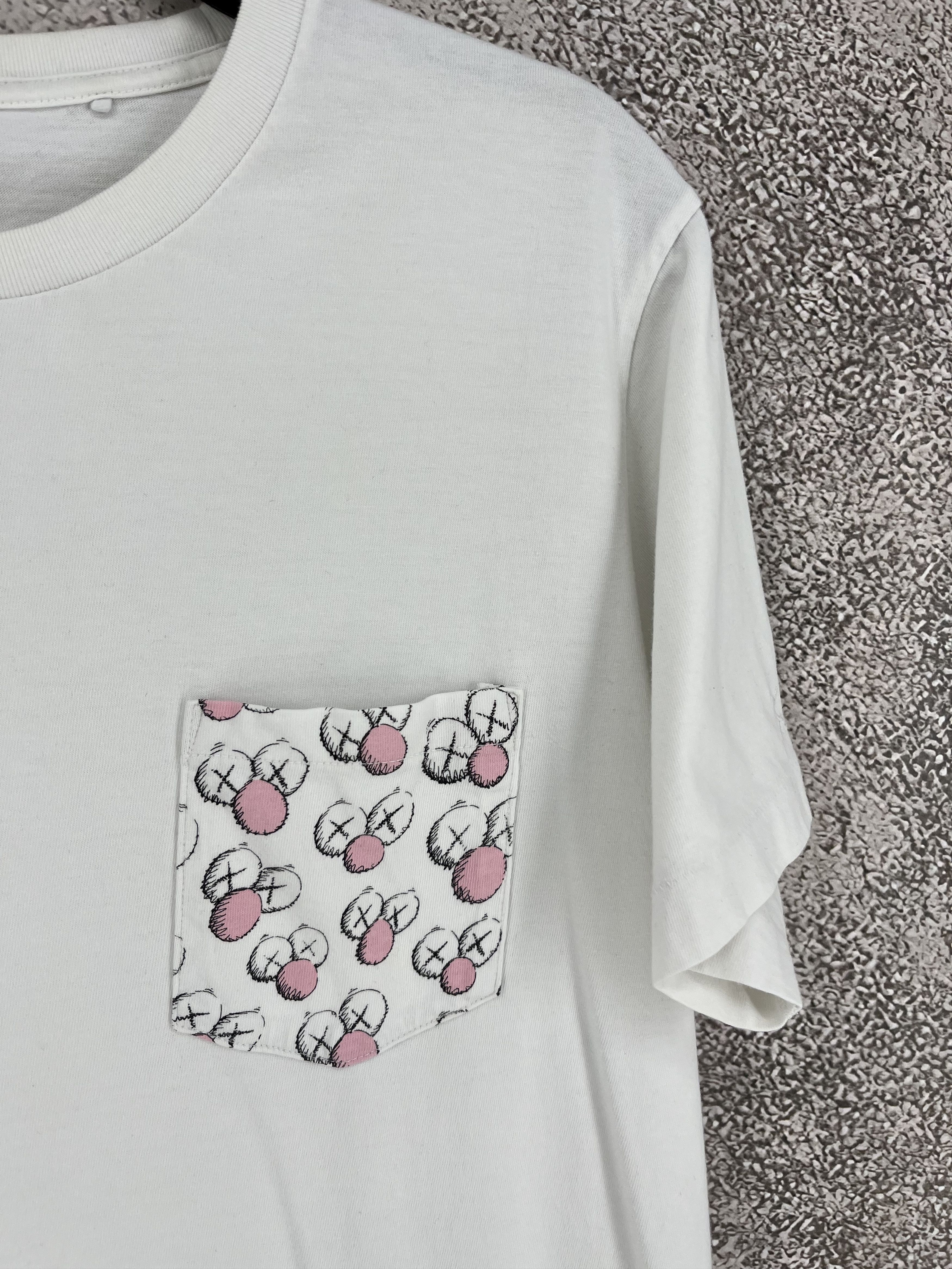 Uniqlo Mens T-Shirt Uniqlo x Kaws Big Print Size L Size US L / EU 52-54 / 3 - 7 Thumbnail