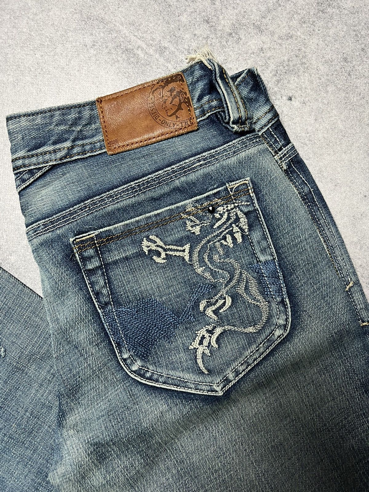 Diesel Vintage Diesel Rhinestones Distressed Mudwash Dragon Jeans Size 27" / US 4 / IT 40 - 8 Thumbnail