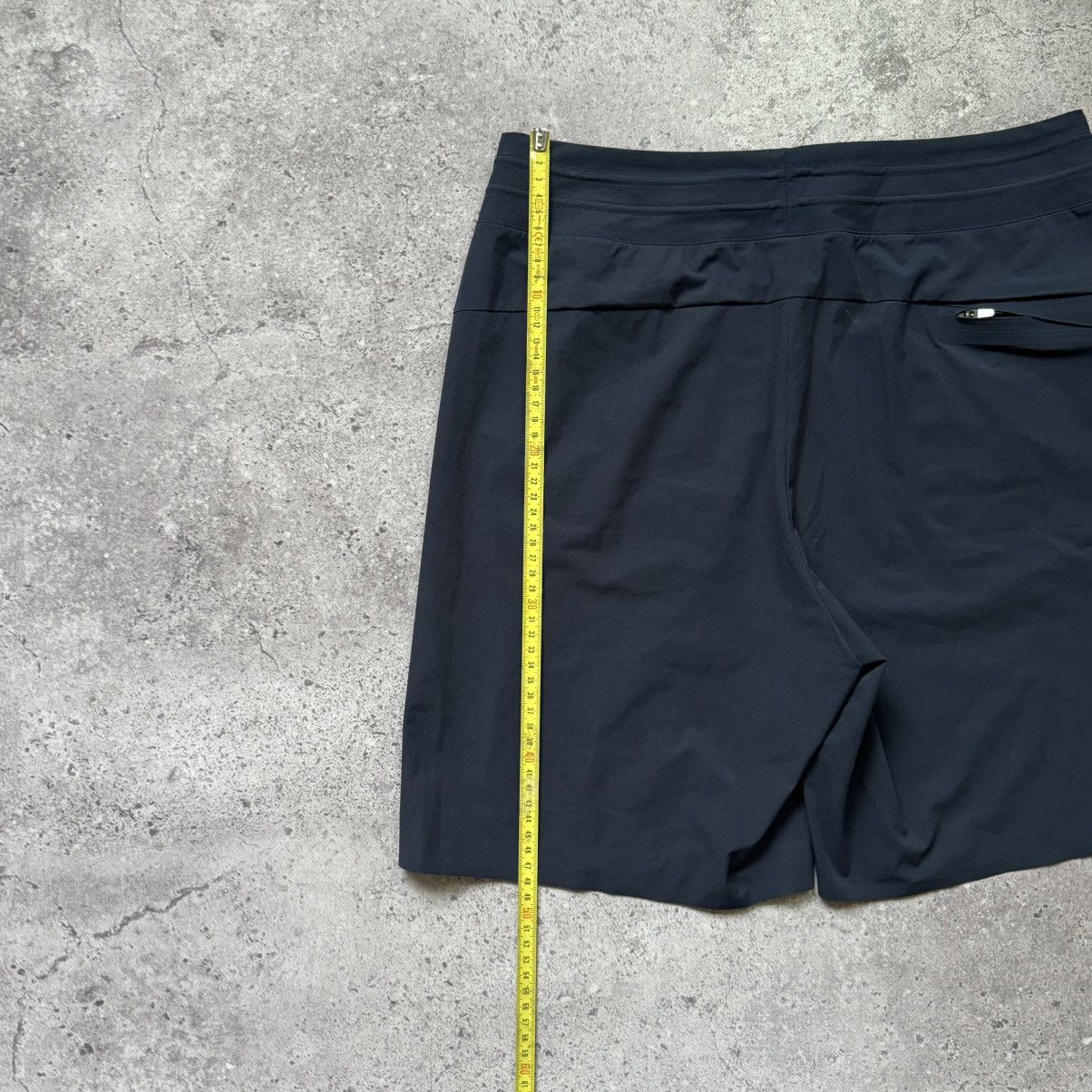 On On Cloud Hybrid Shorts Quick Dry Running Gear Solid Black Size US 30 / EU 46 - 15 Thumbnail
