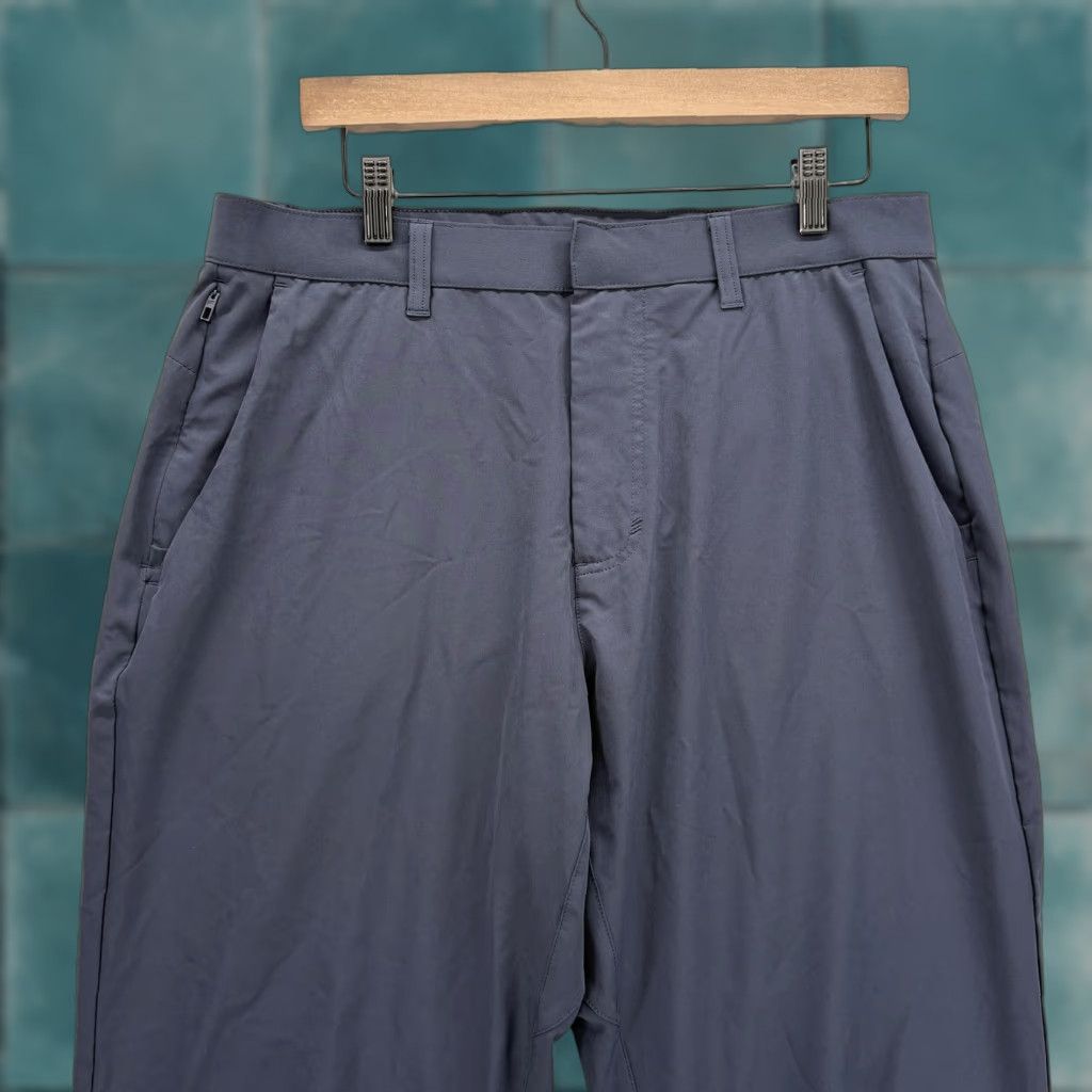 Fabletics Fabletics Mens Pant Chino Slim Tapered Flat Front Zip Pockets Navy Blue 34 in Inseam 30 in Regular Polyester Athletic Kold? Size US 33 - 1 Thumbnail