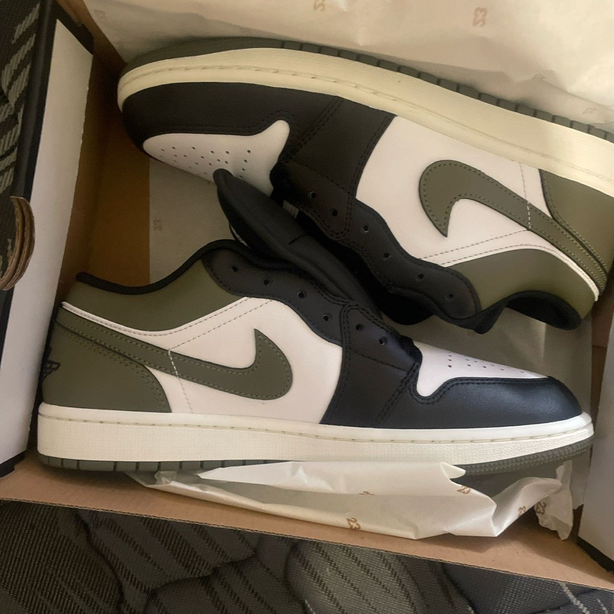 Jordan Brand Air Jordan 1 never wore slightly damaged box Size US 9 / EU 42 - 6 Thumbnail