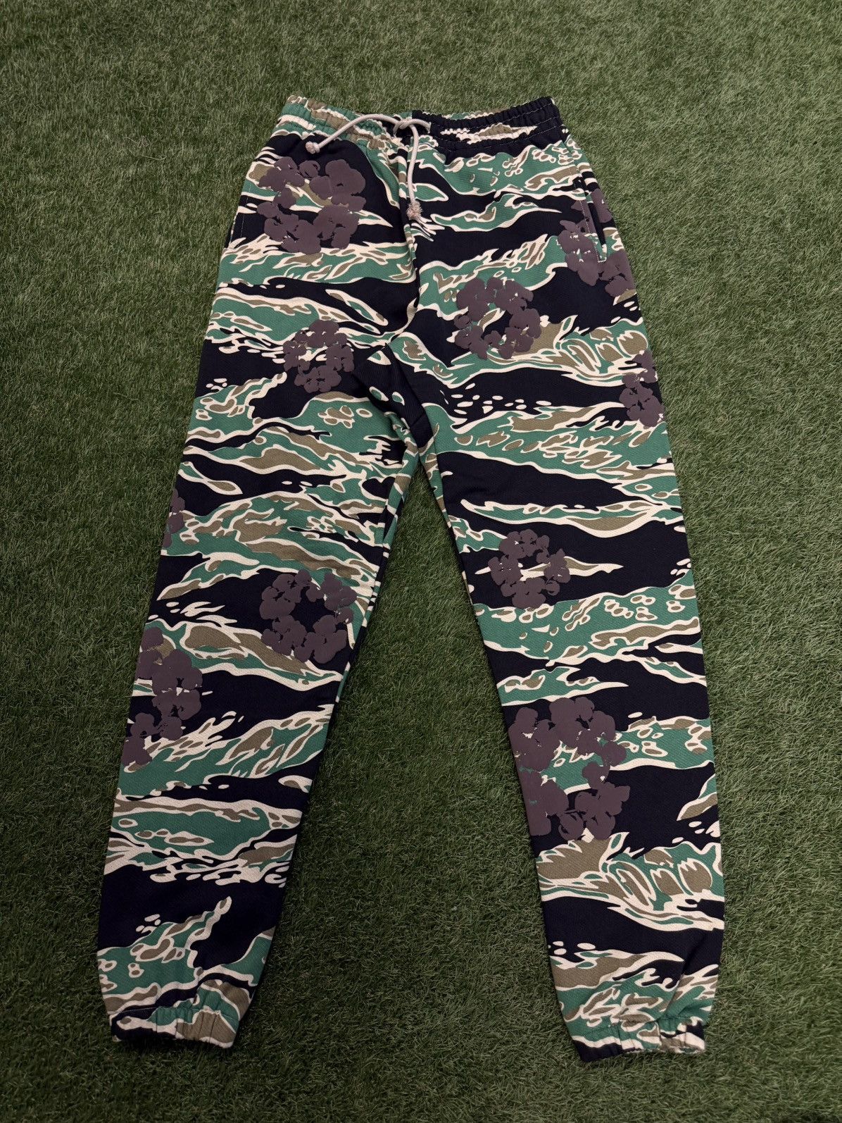 DENIM TEARS Denim Tears Cotton Wreath Sweatpants Camo Size Medium (NEW) Size US 31 - 1 Thumbnail