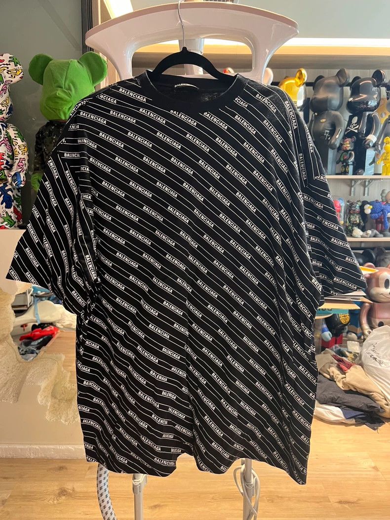 Balenciaga Balenciaga Black Full Print Letter Short Sleeve - A Very C Size US S / EU 44-46 / 1 - 1 Thumbnail
