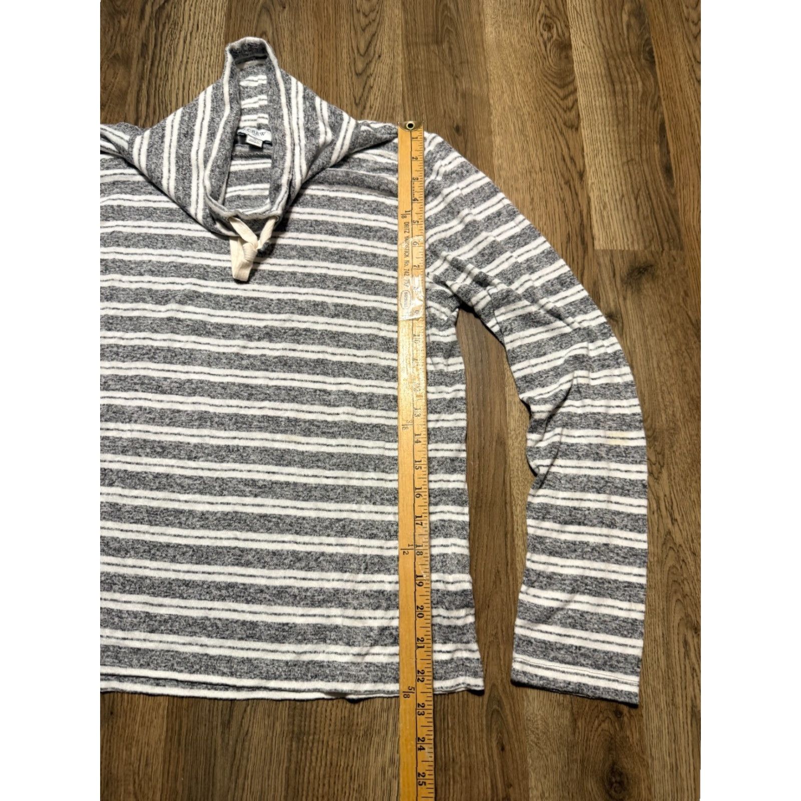 J.Crew J. Crew Shirt Women's Small Gray White Striped Long Sleeve Turtleneck Pullover Casual Knit Shirt Womens Short Analysis? Size S / US 4 / IT 40 - 7 Thumbnail