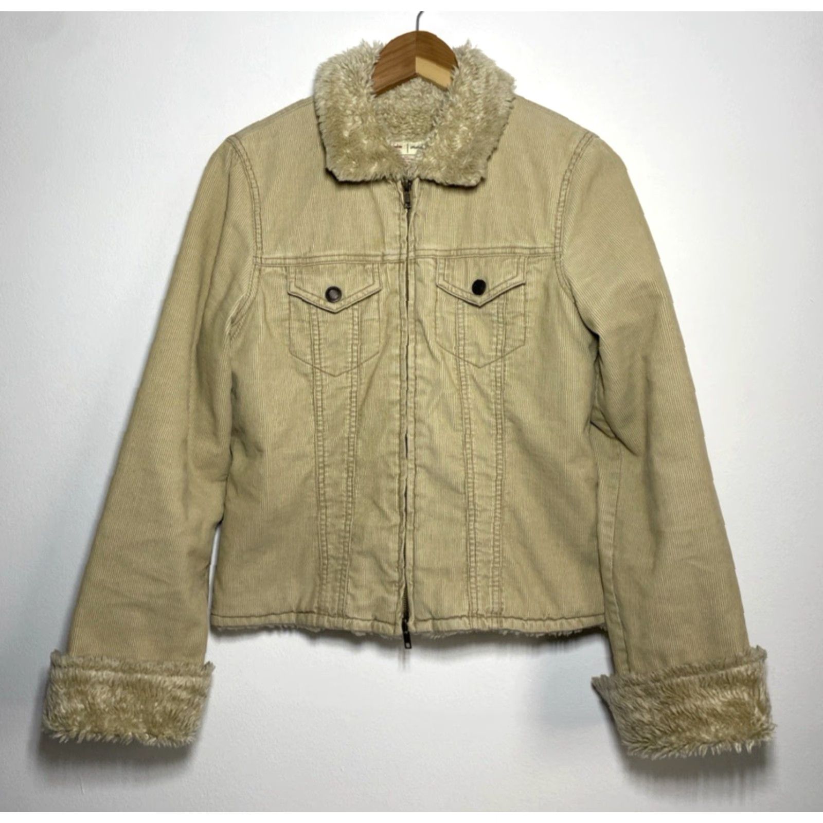 Abercrombie & Fitch Abercrombie & Fitch Women's Vintage Corduroy Trucker Jacket SZ M Beige Long Sleeve Zip Jacket Size M / US 6-8 / IT 42-44 - 2 Thumbnail