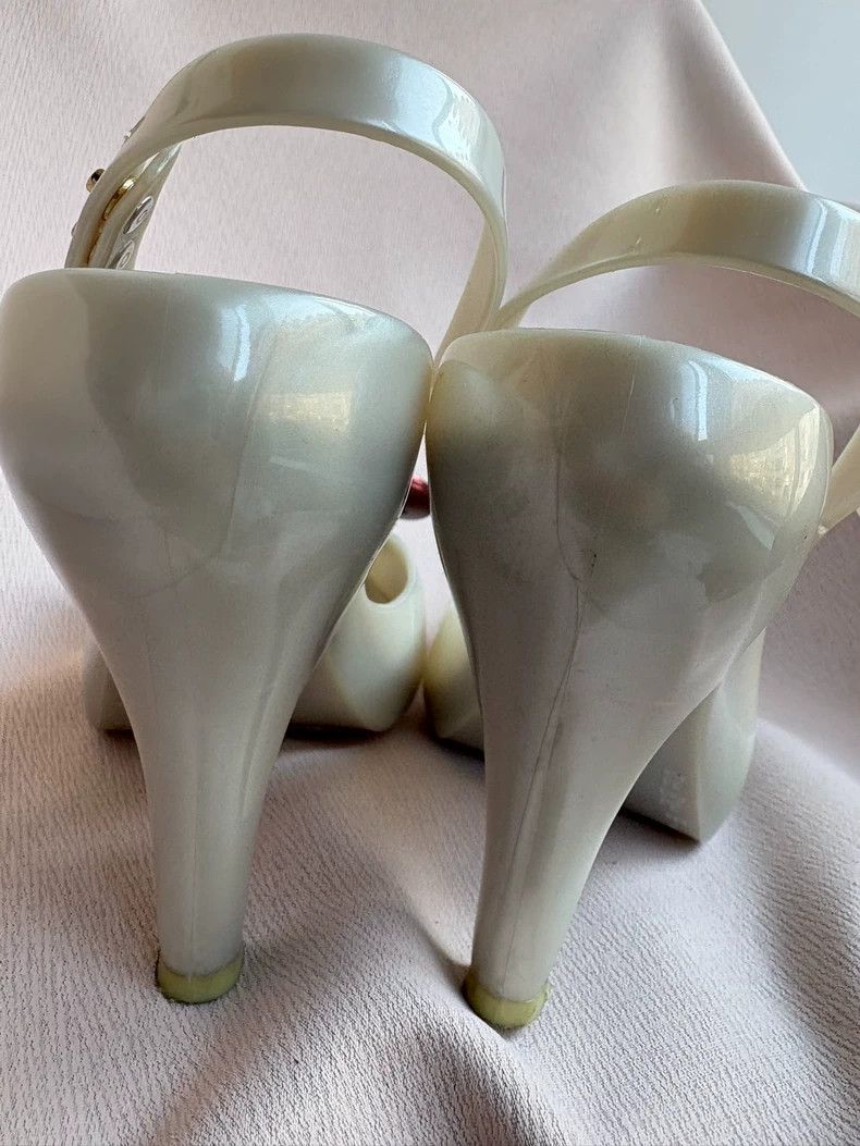 Vivienne Westwood Vivienne Westwood White and red love shoes with fragrance. Size US 7.5 / IT 37.5 - 9 Thumbnail