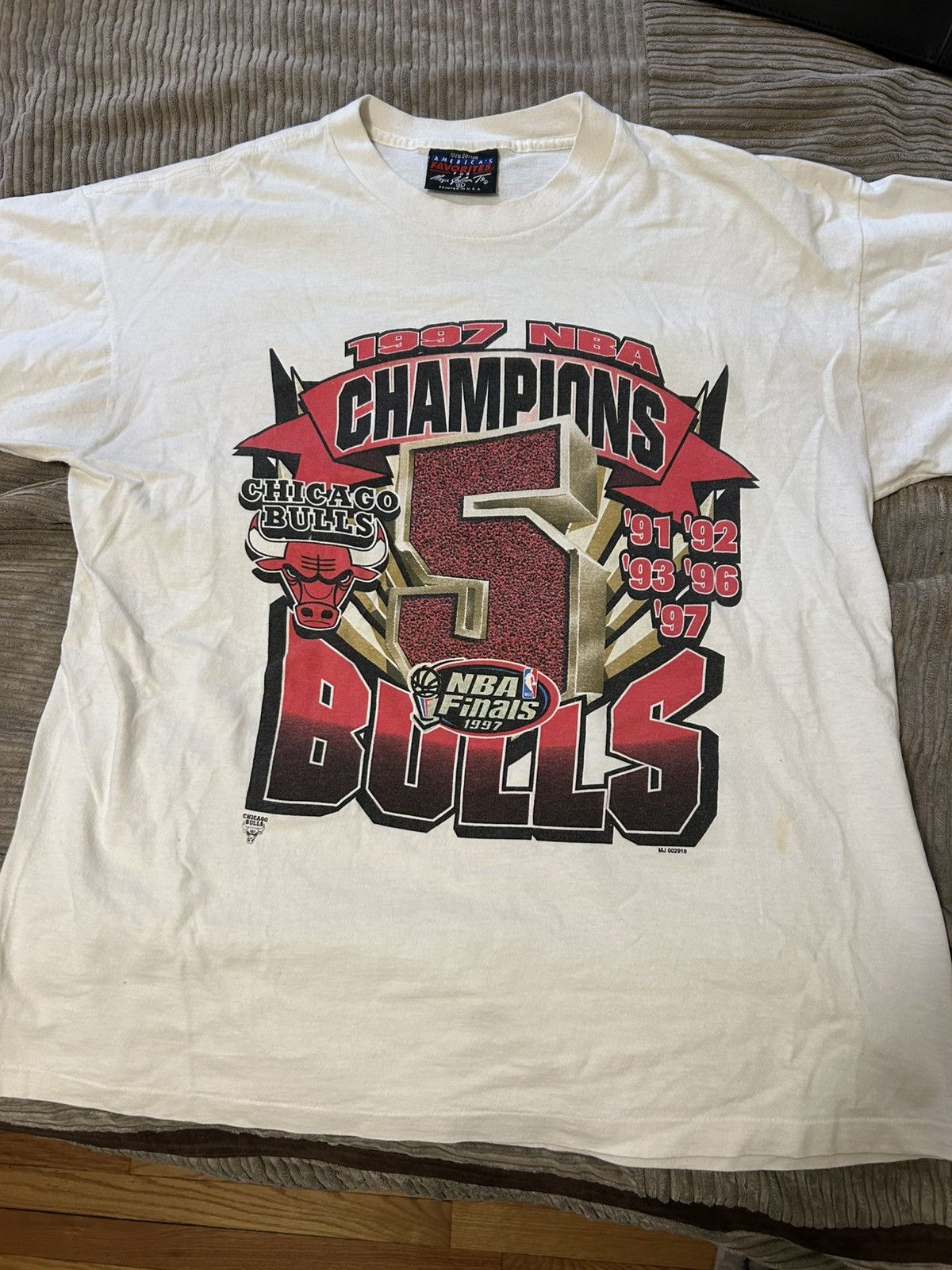 Other 1997 Bulls NBA Vintage Tee Size US XL / EU 56 / 4 - 1 Thumbnail