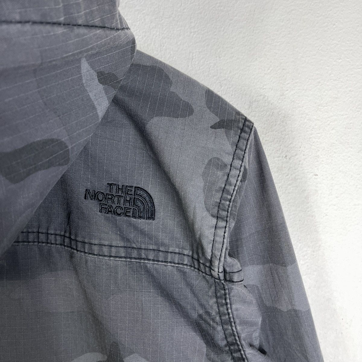 The North Face Vintage The North Face Dark Camo Field Hooded Jacket Size US S / EU 44-46 / 1 - 6 Thumbnail