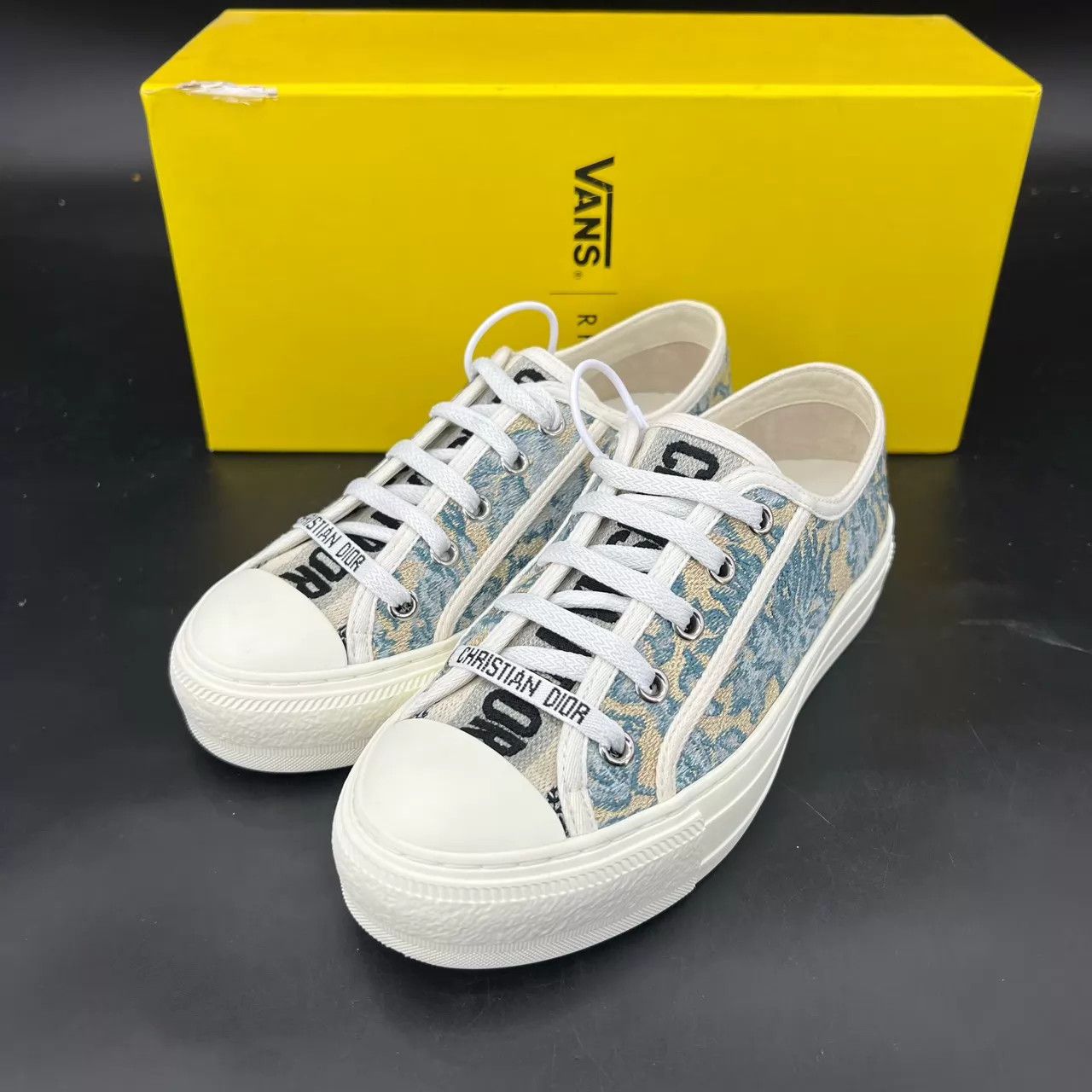 Dior DIOR Walk'n'Dior Cotton Embroidered 34.5 Worn Once Size US 4 / IT 34 - 1 Thumbnail
