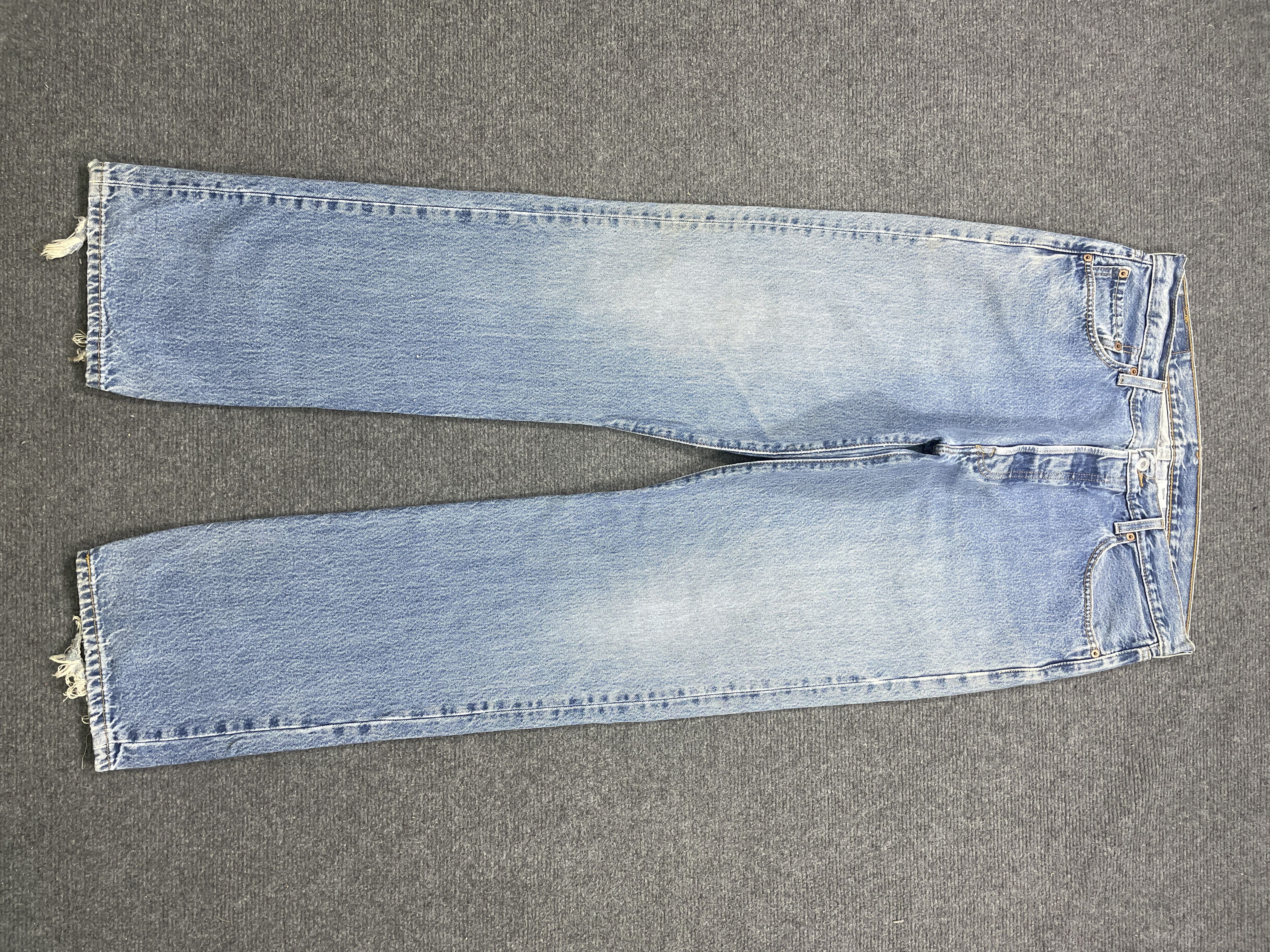 image of 90's Levis 501 Light Wash Jeans in Blue Denim, Men's (Size 35)